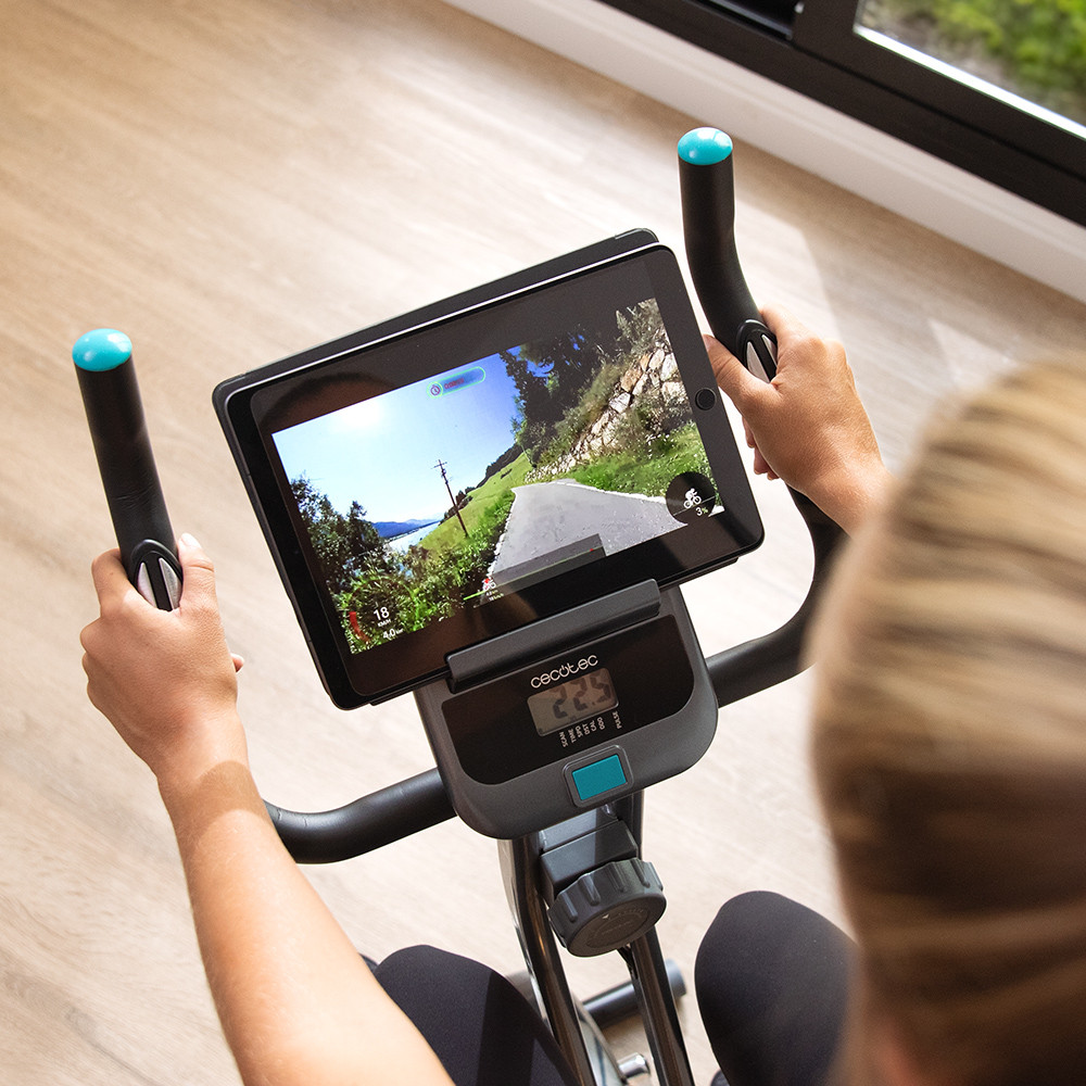 Smart Training: incluye un soporte para dispositivos electrónicos. Diviértete con tu serie, película o juego favorito mientras realizas tu ejercicio diario. Peso máximo del usuario soportado de 100 Kg.