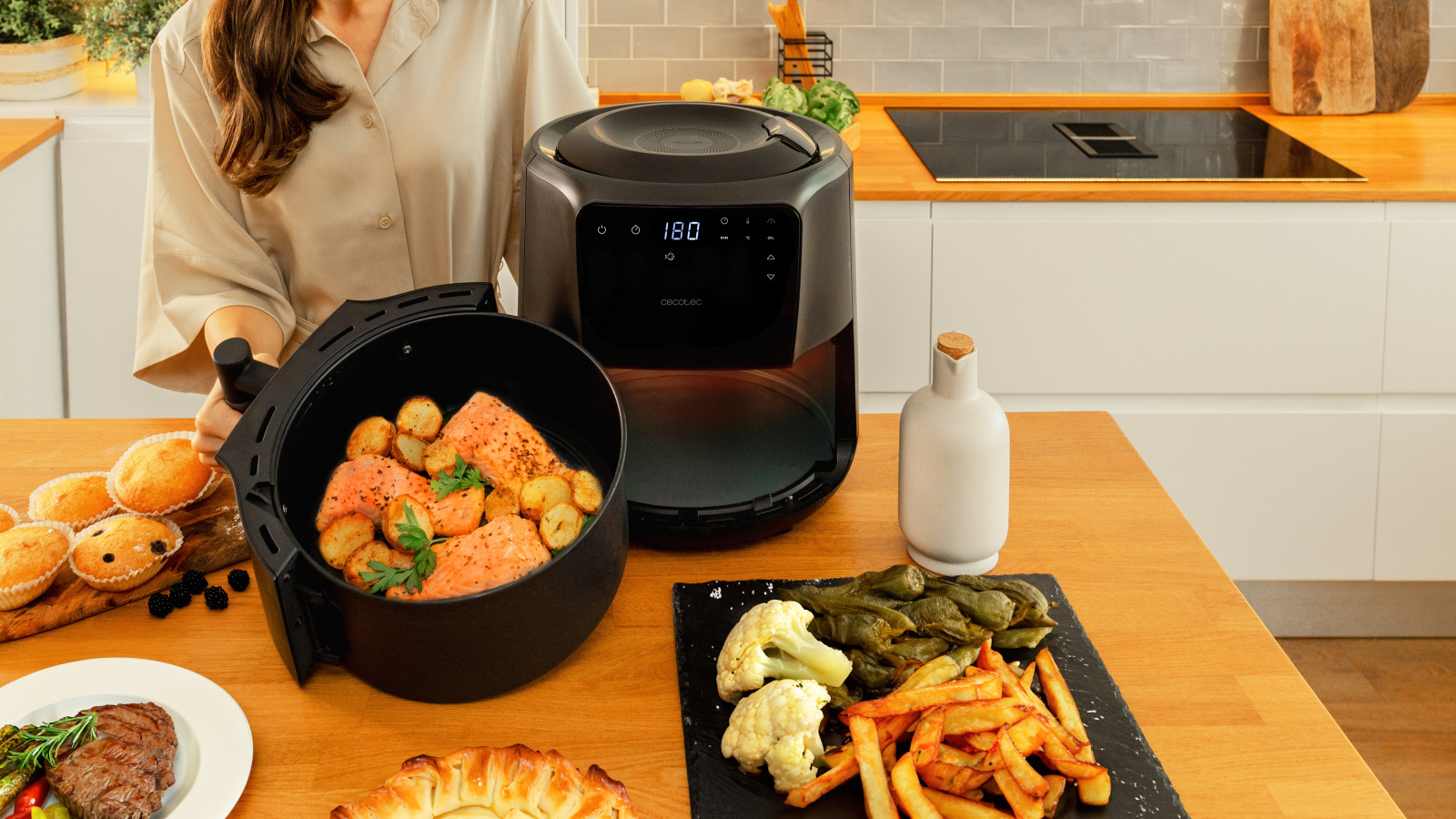 Alto rendimiento y versatilidad: la freidora de aire Cecofry Rain cuenta con un alto rendimiento, lo que significa que puede cocinar tus platos favoritos de manera rápida y eficiente. Además, puedes cocinar una gran variedad de alimentos, desde patatas fritas hasta pollo y pescado, lo que la convierte en una excelente opción para una amplia gama de recetas.