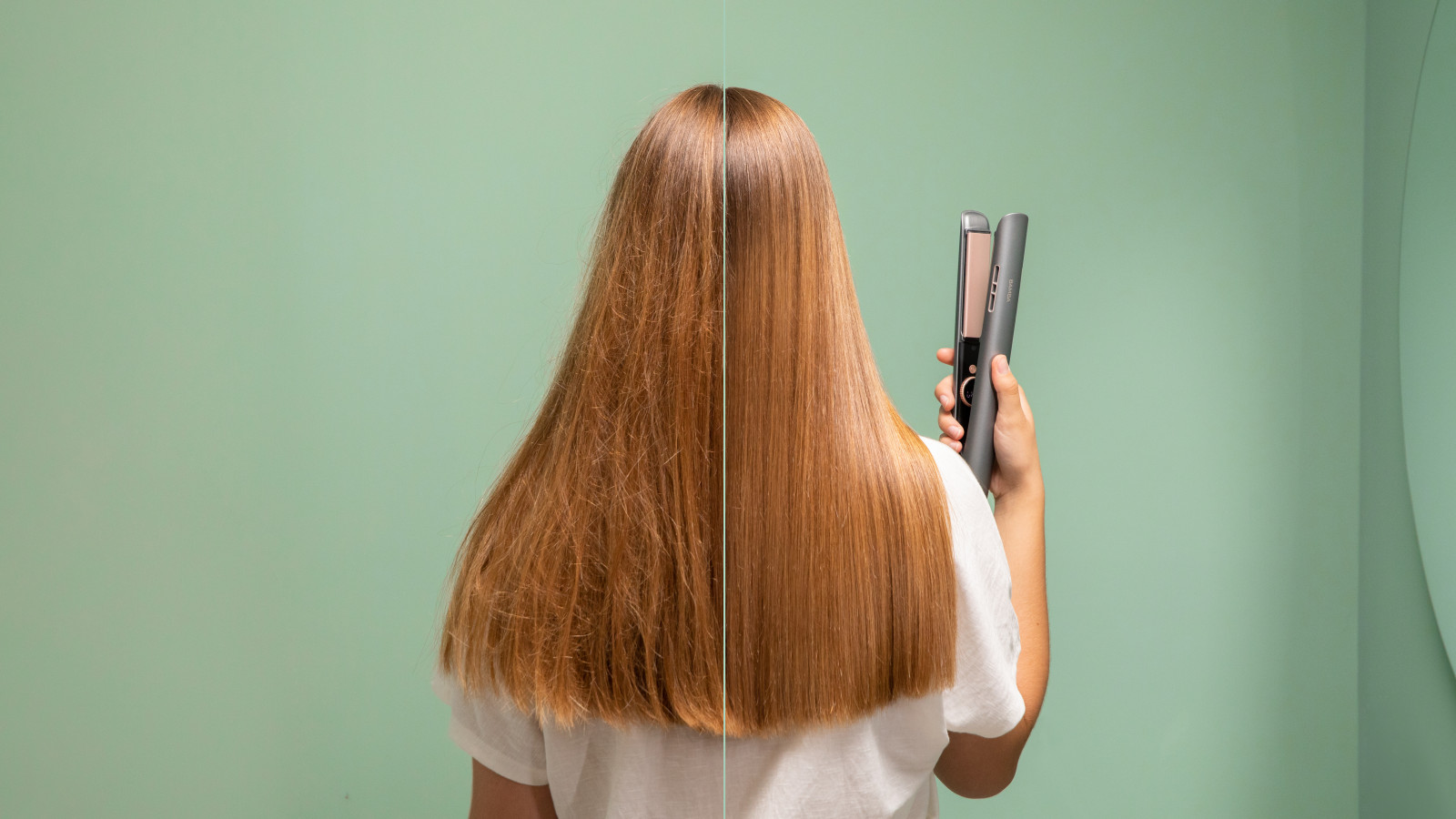 Placas con revestimiento de cerámica y turmalina diseñadas para un máximo control y precisión en los peinados. La forma de sus placas permite tanto alisar como rizar el cabello, dándole la forma que tu desees en cada momento. Además, sus placas son flotantes 3D que proporcionan un alisado uniforme.