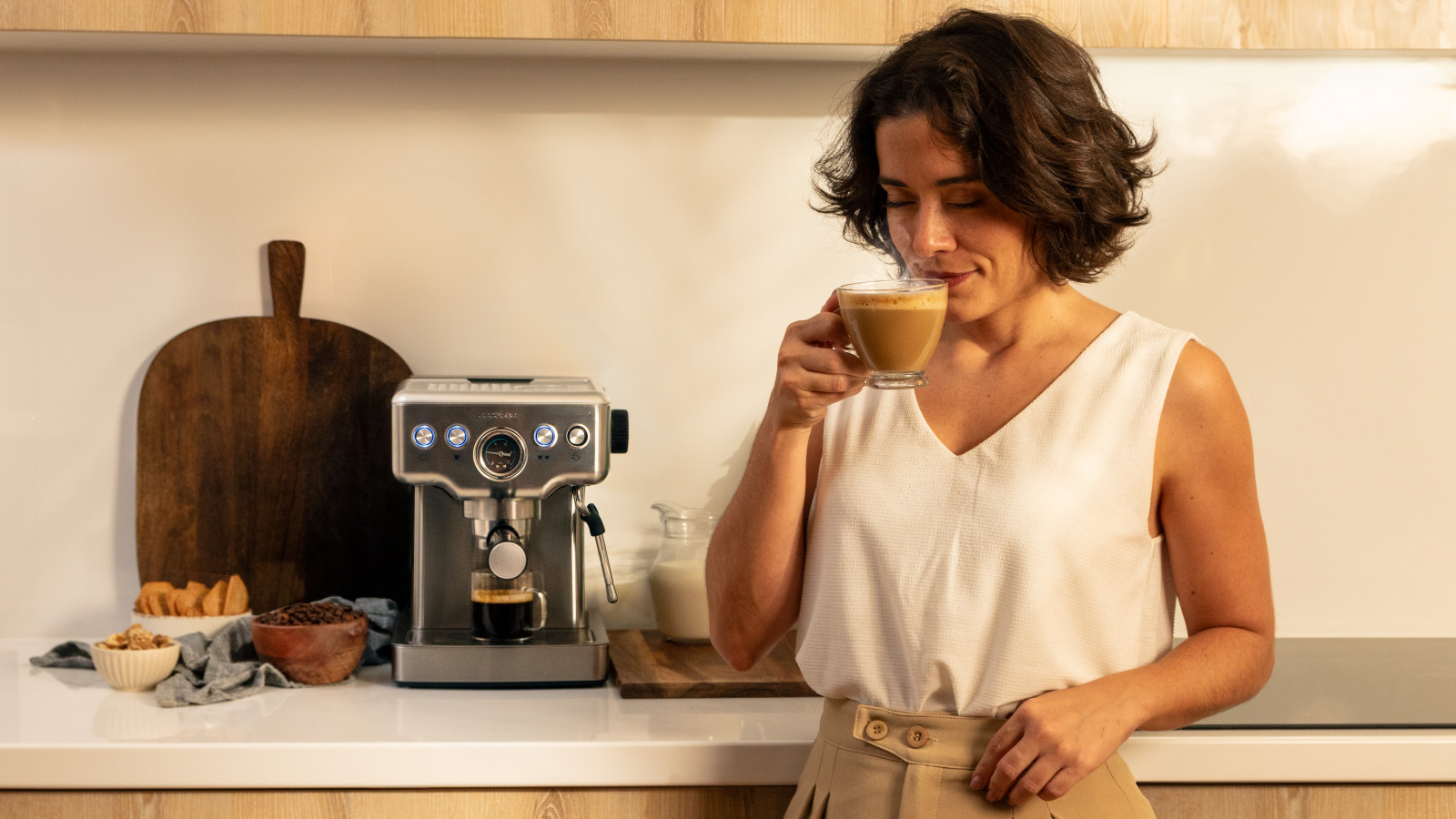 Cafetera barista compacta con diseño elegante.