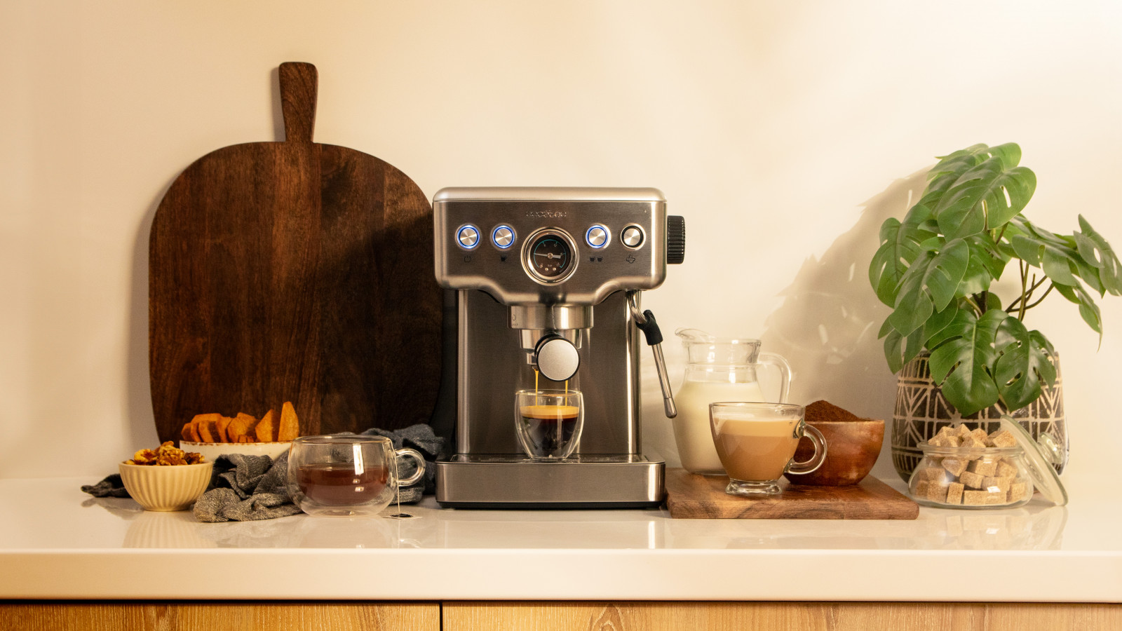 El sistema de calentamiento rápido por Thermoblock garantiza que la temperatura se mantenga en su intervalo óptimo para obtener el mejor café y una potente bomba de presión con tecnología Force Aroma de 20 bares que consigue la mejor crema y el máximo aroma.