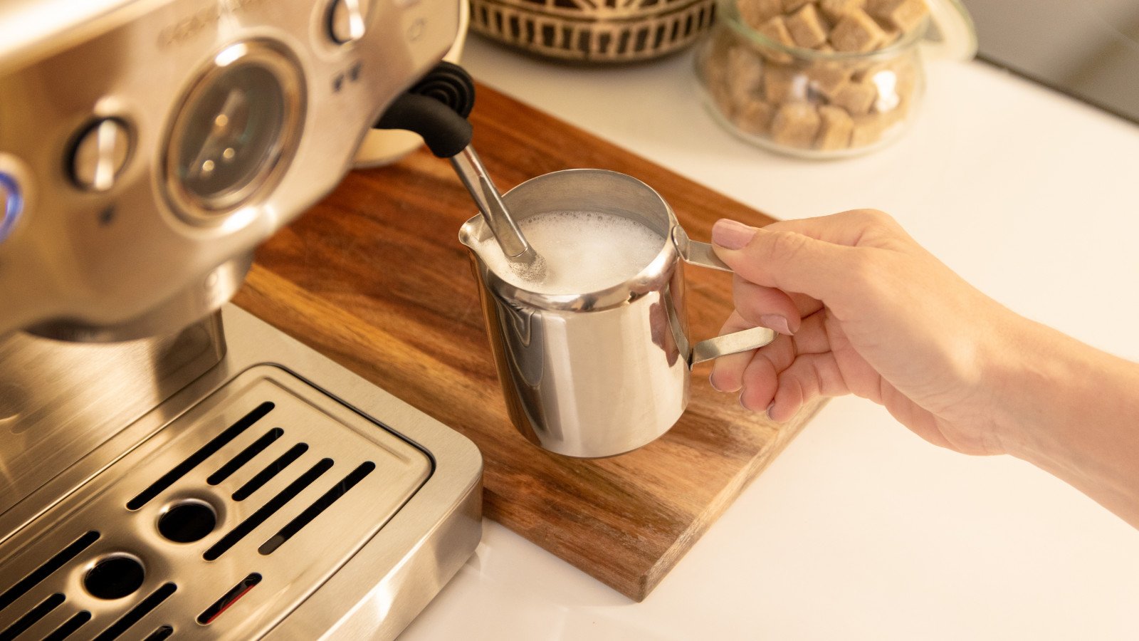 Incluye vaporizador orientable con protección que texturiza la leche y te consigue la mejor espuma.