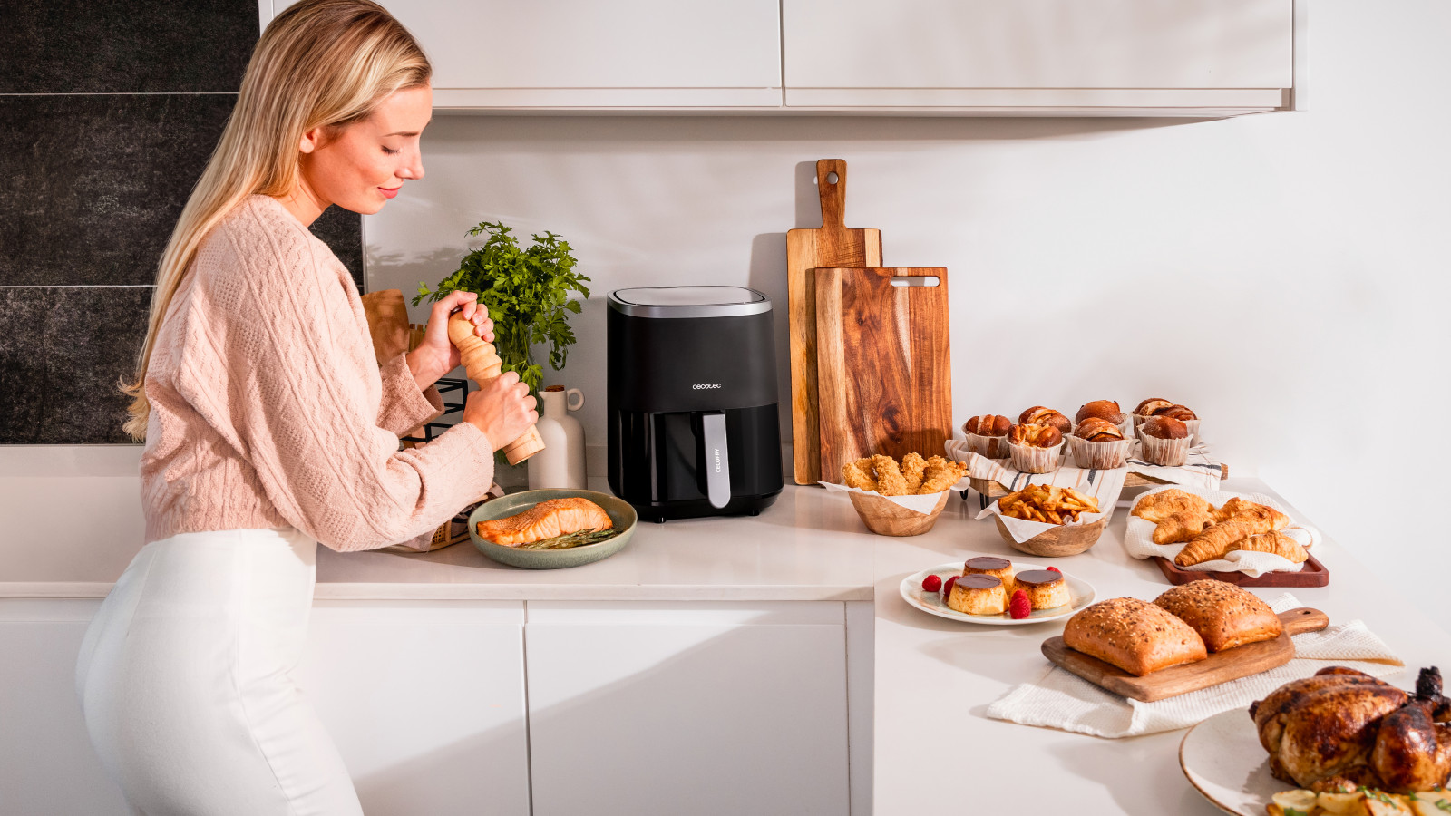 Freidora dietética con ventana de visualización que permite controlar la cocción de los alimentos sin necesidad abrir la cubeta.