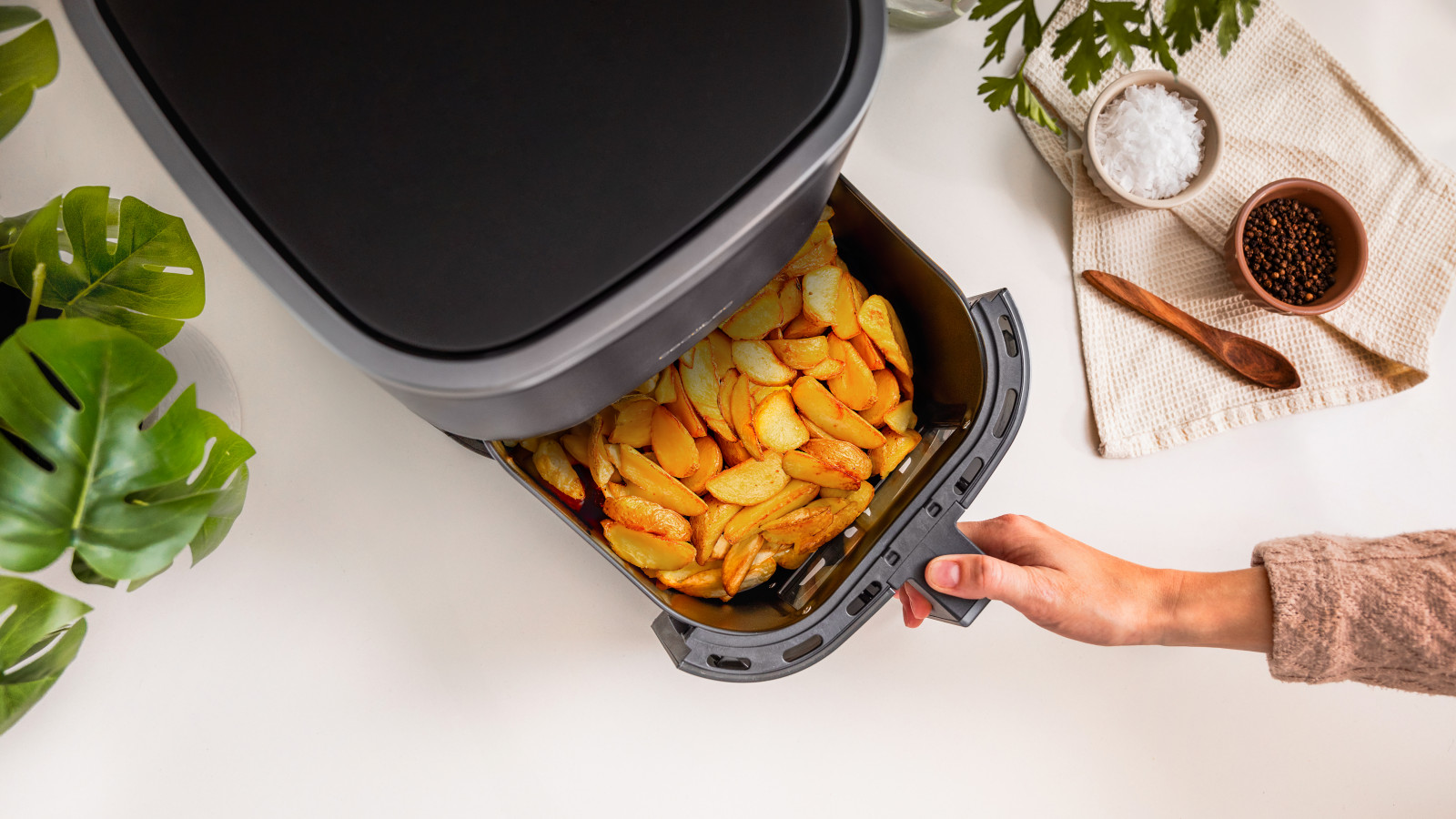 Cubeta con un área de cocinado de 4 litros para poder cocinar grandes cantidades de alimentos.
