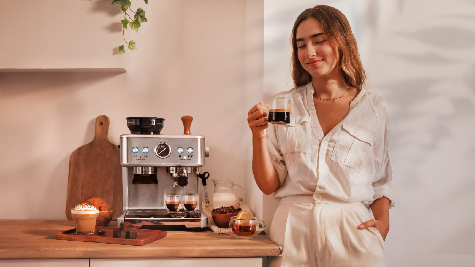 Cafetera espresso con auténtico diseño barista que permite hacer todo tipo de cafés con una potencia máxima de 2250 W y, también, emite agua caliente para las infusiones.