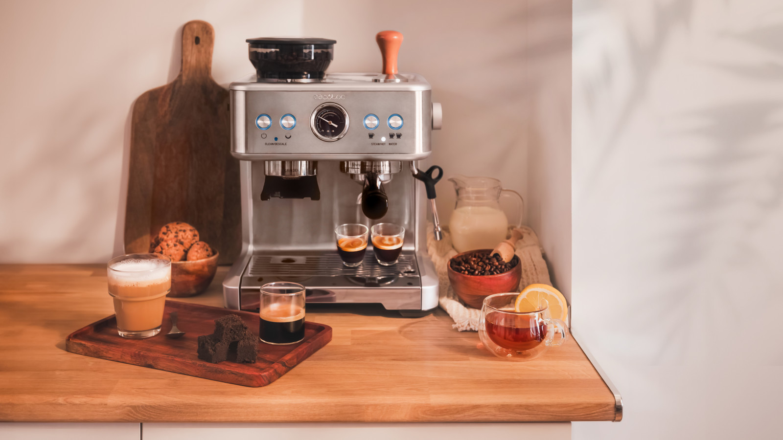 Dispone de dos sistemas de calentamiento rápido por Thermoblock, que garantiza que la temperatura se mantenga en su intervalo óptimo para un café y permite, al mismo tiempo, hacer uso del vaporizador.