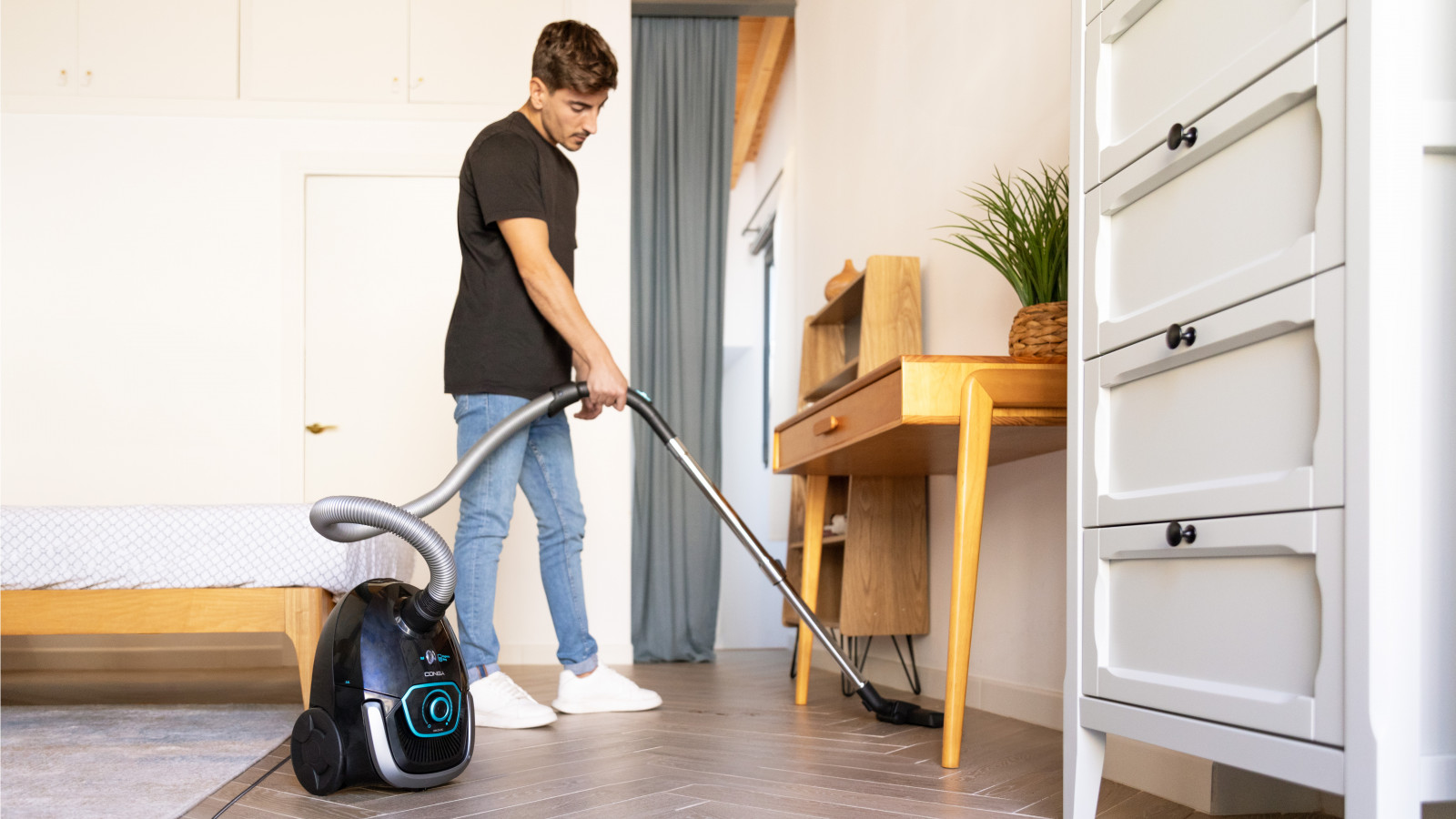 Aspirador de trineo compacto con consumo reducido que te ofrece una gran potencia de 850 W. Máximo poder de succión de 18 kPa que consigue una limpieza profunda sin esfuerzo. Tecnología UltraPower Regulation para ajustar la potencia fácilmente y conseguir una limpieza a medida.