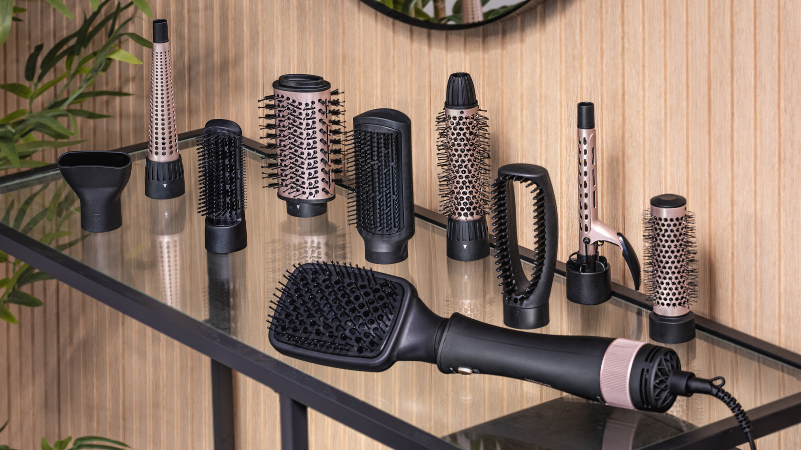 Diseño 10 en 1. Incluye 10 cabezales intercambiables para que conseguir cualquier look sea mucho más sencillo y con un solo producto.