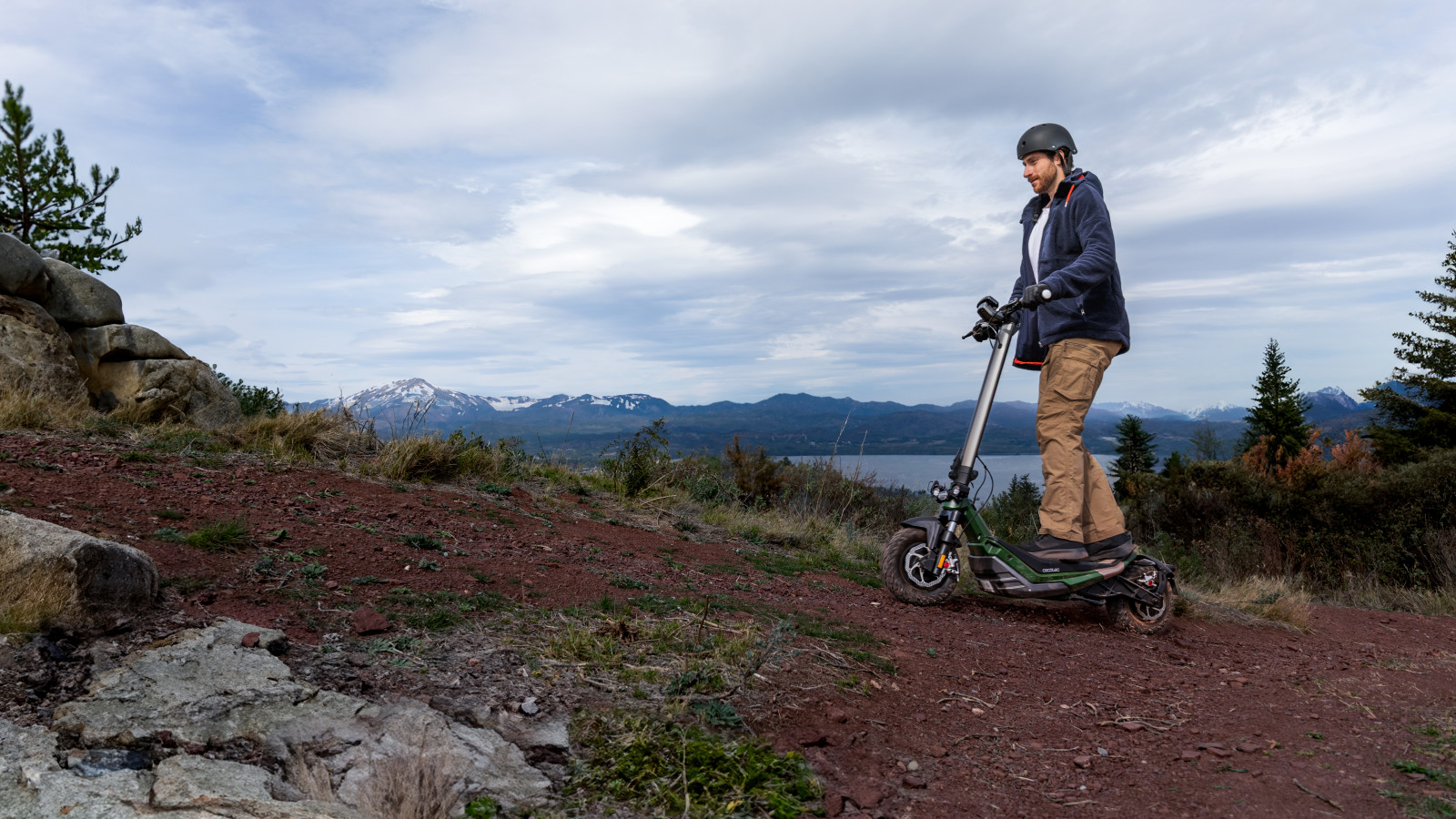 AUTONOMIA: Equipado con una batería de 20.000 mAh 270 WH (36V 7,5AH), este patinete ofrece una autonomía de hasta 85 km* en condiciones óptimas, lo que lo hace adecuado para los clientes dentro y fuera de la ciudad.