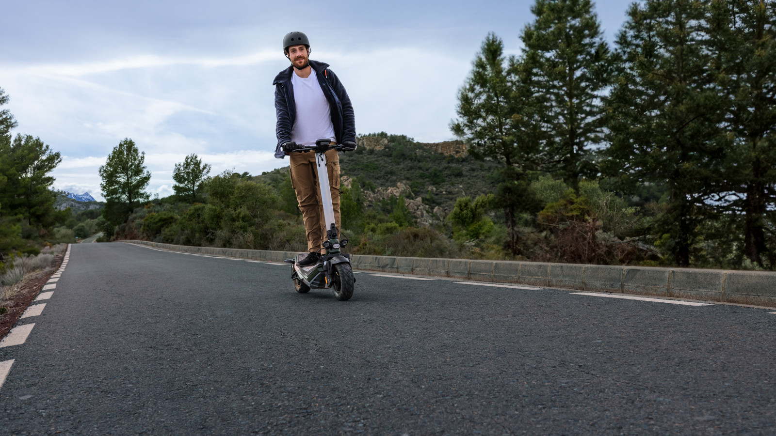 CARACTERÍSTICAS 
Velocidad Máxima de 25km/h.