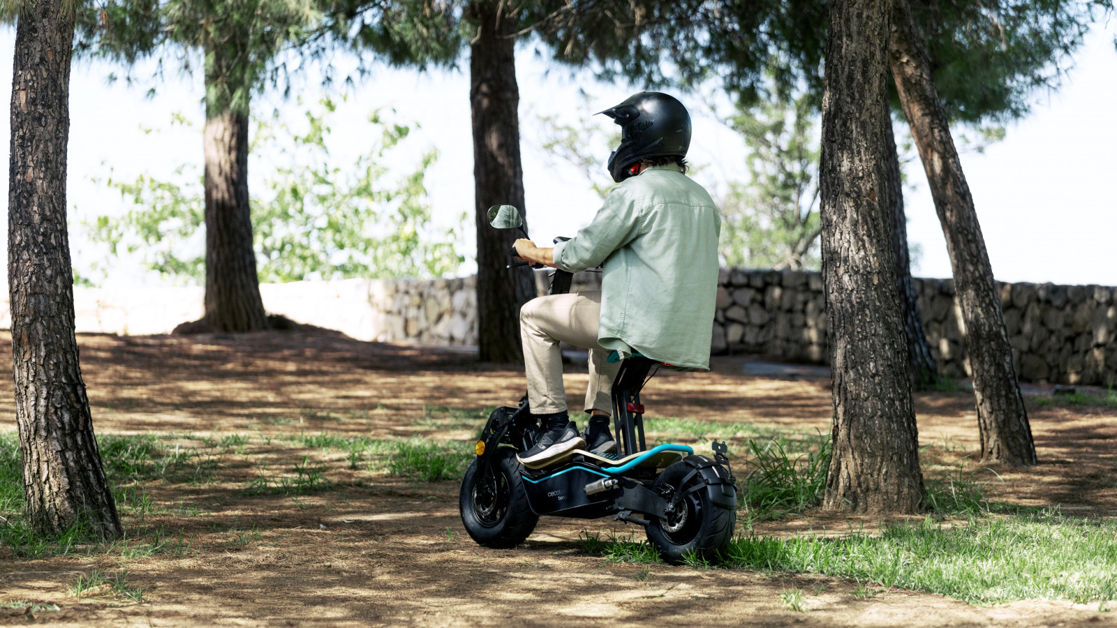 Ruedas  13.5" para superar cualquier desafío y contar con un gran agarre.