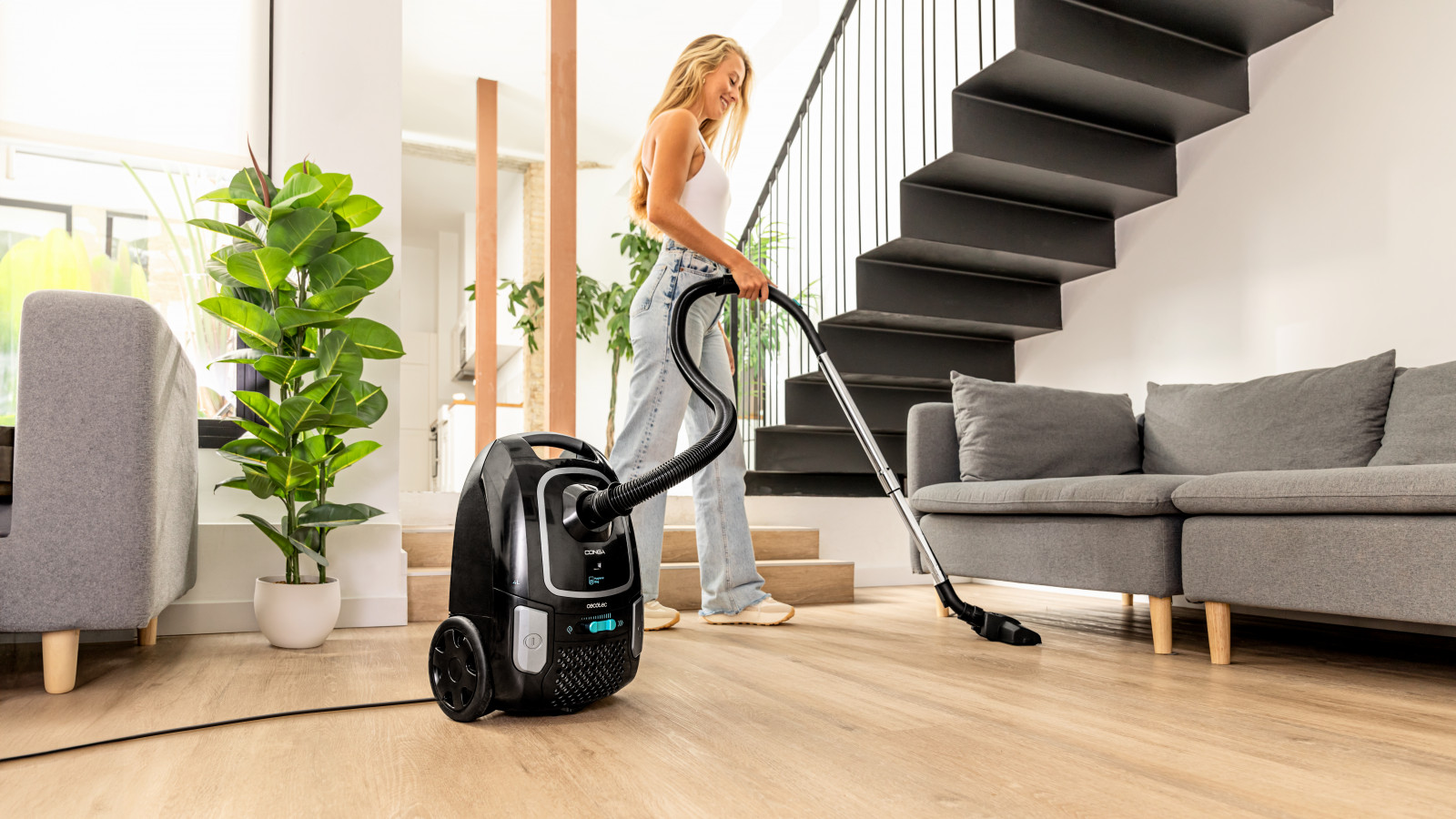 Aspirador de trineo con bolsa de 4 L de capacidad y potencia de 890 W.