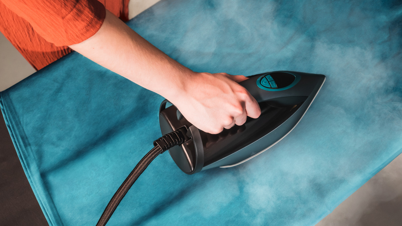Disfruta su potencia: centro de planchado con 3200 W, lo que te asegura un rápido calentamiento de la plancha y un planchado sencillo y eficaz. Además, con sus 150 g/min de vapor continuo obtendrás resultados perfectos, como los de un centro de planchado profesional.