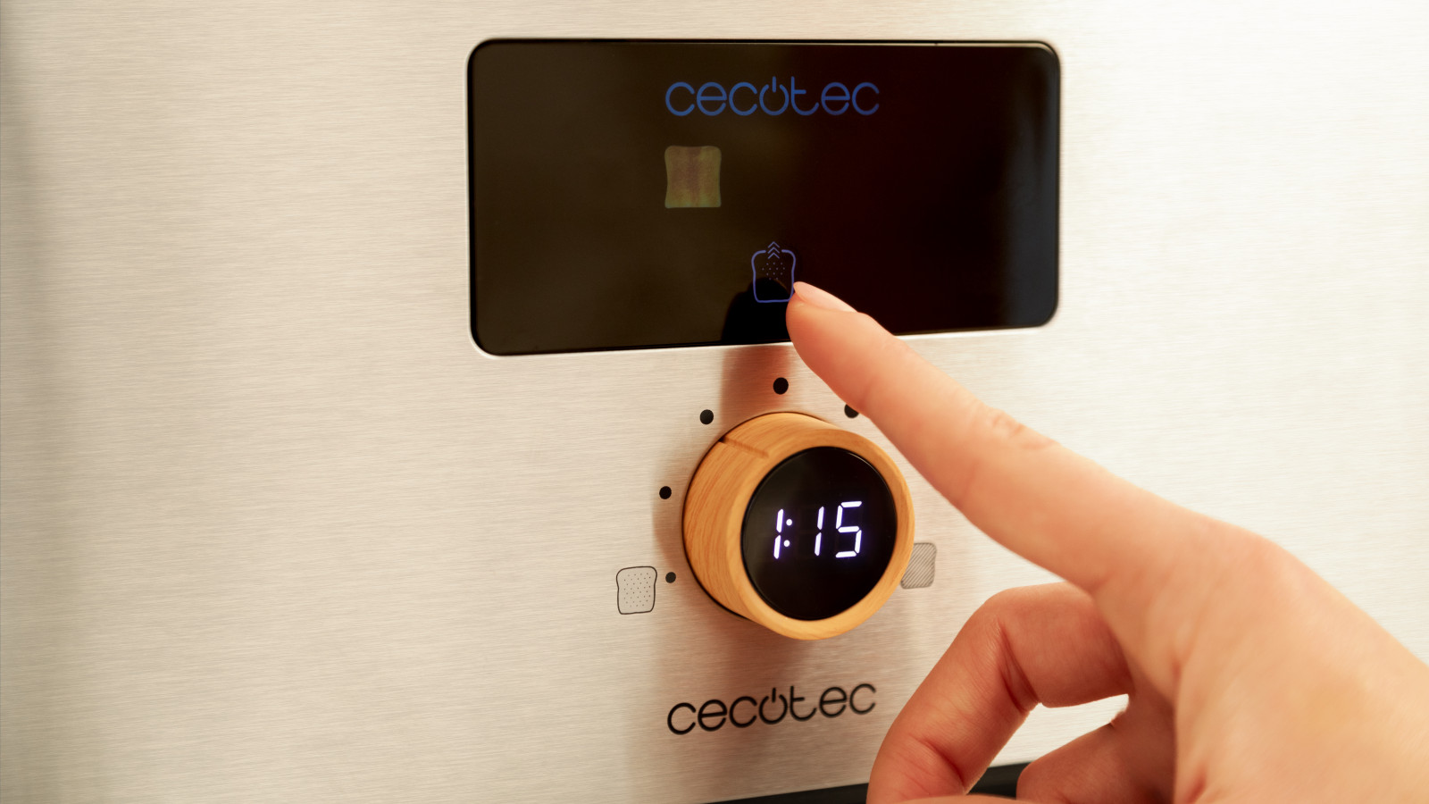 Capacidad para 2 tostadas en sus 2 ranuras cortas y 950 W de potencia que te ofrecerá un desayuno rápido y conveniente.