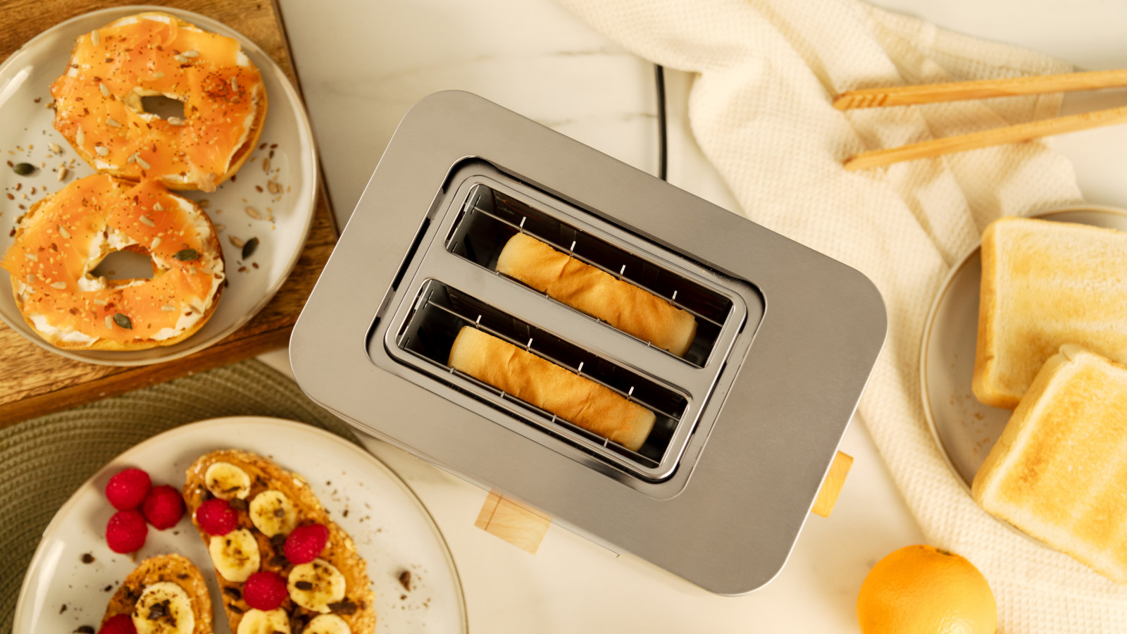 El diseño elegante en acero inoxidable añade durabilidad a tu tostadora y un toque de estilo a tu cocina.