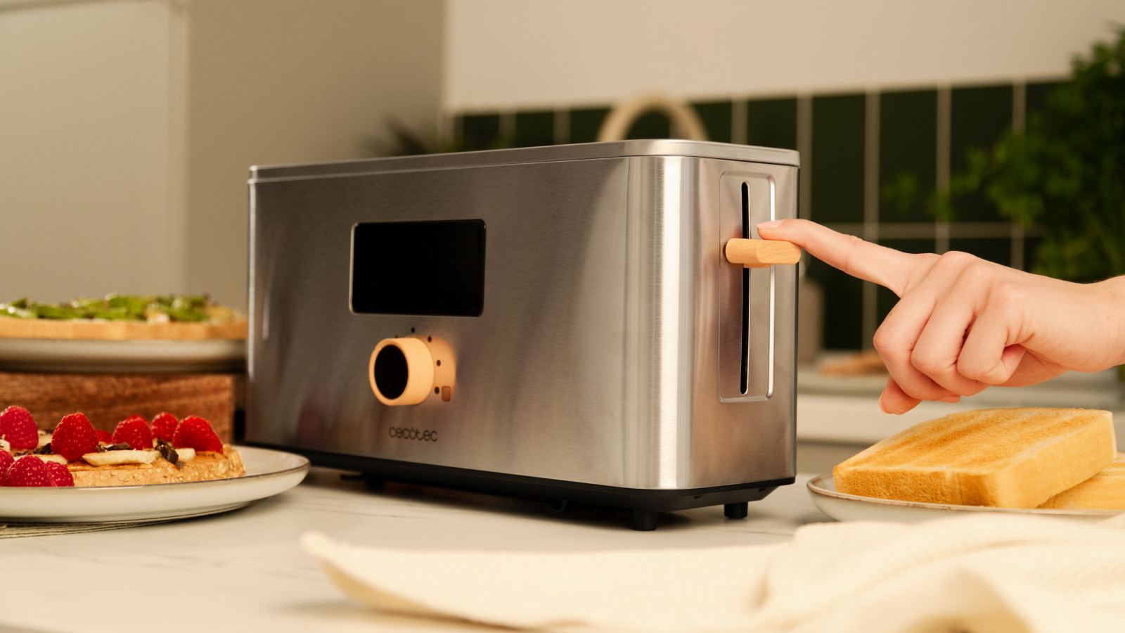 Disfruta de un tostado uniforme y preciso gracias al mecanismo de apagado y pop-up automático, y al sistema de autocentrado que garantiza resultados consistentes.