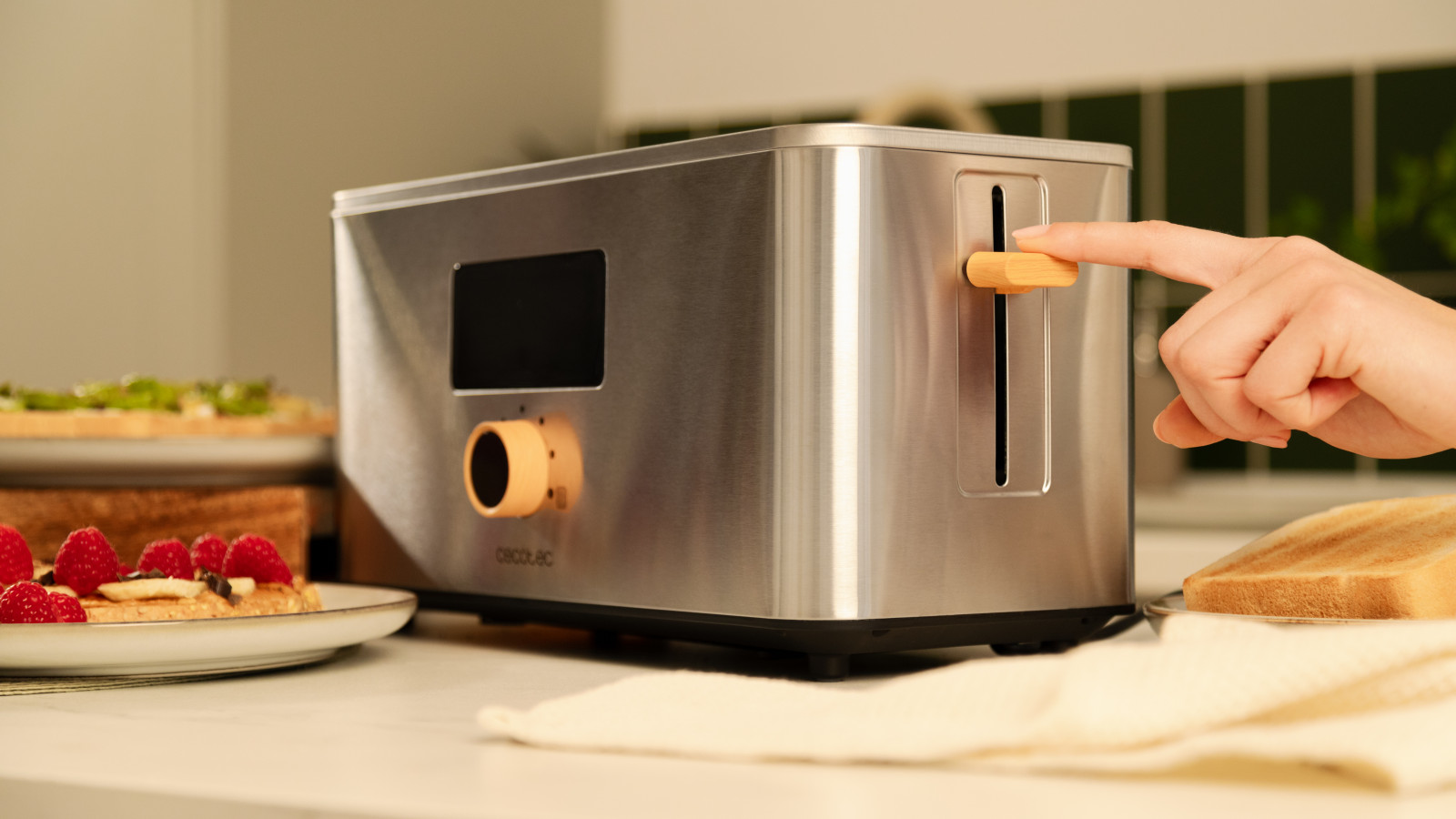 Disfruta de un tostado uniforme y preciso gracias al mecanismo de apagado y pop-up automático, y el sistema de autocentrado que garantiza resultados consistentes.