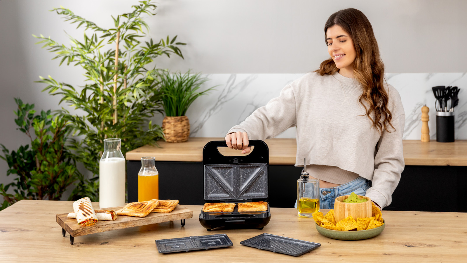 Sandwichera 3 en 1 que incluye 3 placas desmontables e intercambiables: sándwiches triangulares, cuadrados y grill para cocinar todo tipo de alimentos.