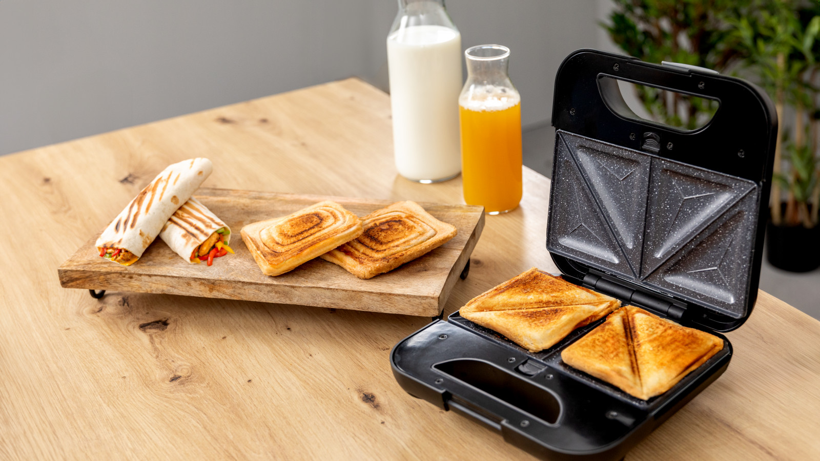 Dispone de una gran potencia de 800 W para preparar desde sándwiches y hasta filetes, hamburguesas o rebanadas de pan.