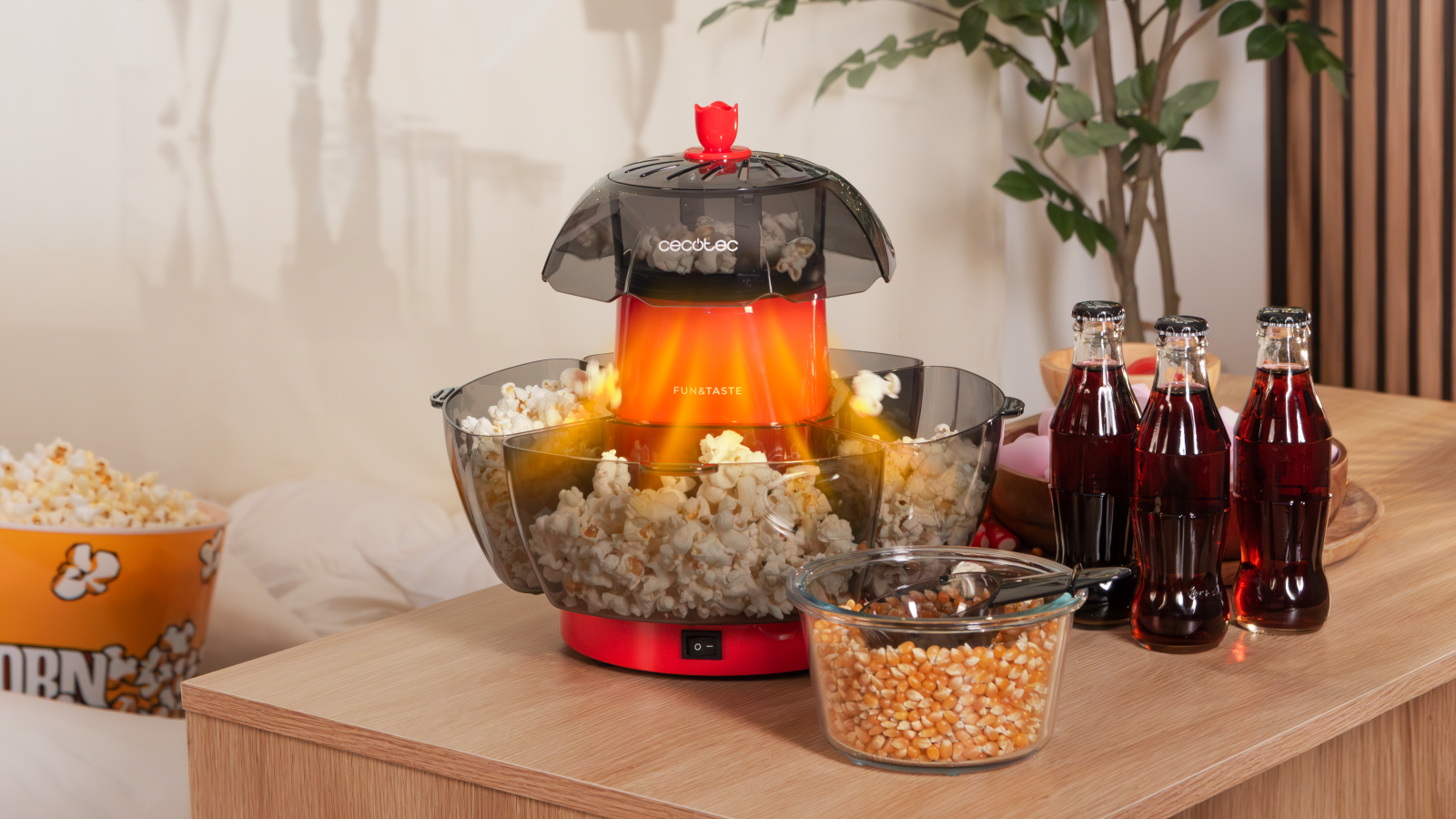 Incluye 4 recipientes extraíbles con una capacidad total de 4,5 L, por lo que puedes hacer palomitas para toda la familia.