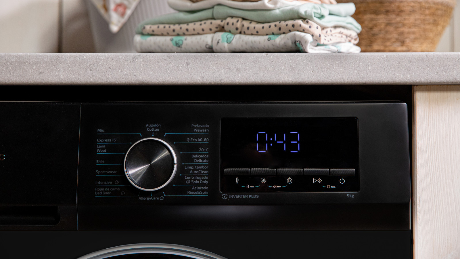 Con la función Delay Start, puedes planificar el lavado para que termine a la hora que más te convenga. La función Stop&Go permite pausar la lavadora para añadir o retirar prendas. Eleva tu experiencia de lavado con su display LED y elegantes acabados cromados. El Modo Eco reduce el consumo y el ruido, y la función Kid Lock asegura que los niños no puedan controlar la lavadora, previniendo accidentes en el hogar.