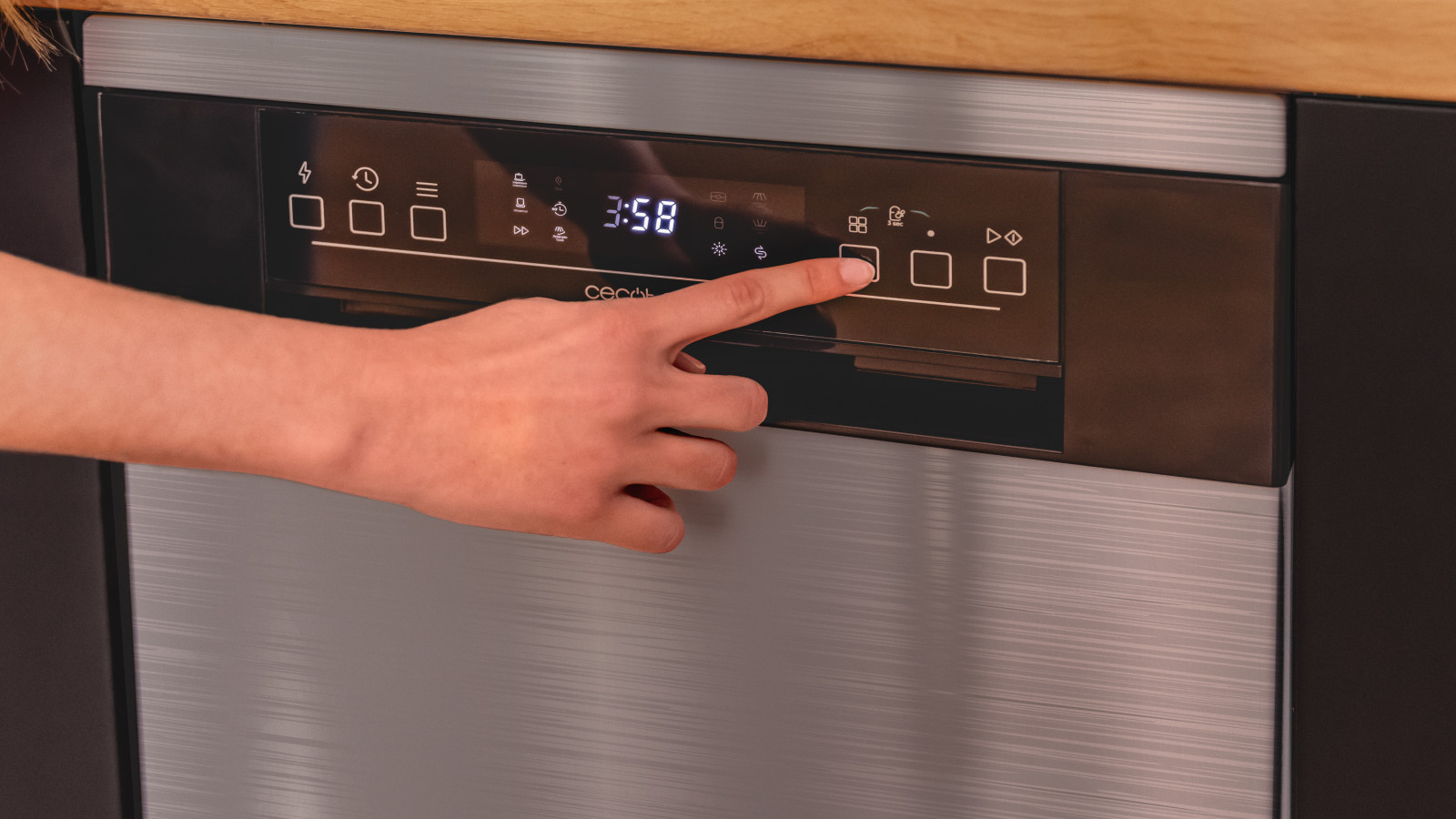 6 programas: elige el programa que más se adapte a tus necesidades en función de lo que tengas que lavar: ollas, vajilla de diario, cristalería delicada... ajustándose en tiempo y temperatura. Clase E: consumo de electricidad óptimo en cada lavado.