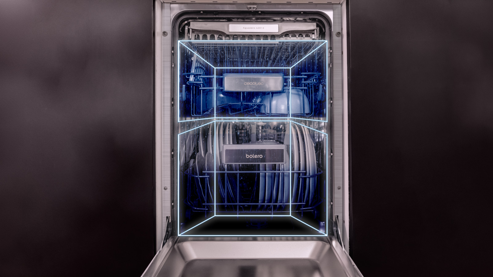Dual Zone Wash: adapta una presión de agua distinta en cada bandeja. Despreocúpate de separar la vajilla en distintos ciclos de lavado y lava a la vez ollas resistentes, copas delicadas y recipientes con diferentes niveles de suciedad. Bandeja para Cubiertos. Bandeja superior dedicada para cubiertos, de esta manera se obtendrán unos cubiertos más limpios y se ahorrará espacio en las otras bandejas inferiores.