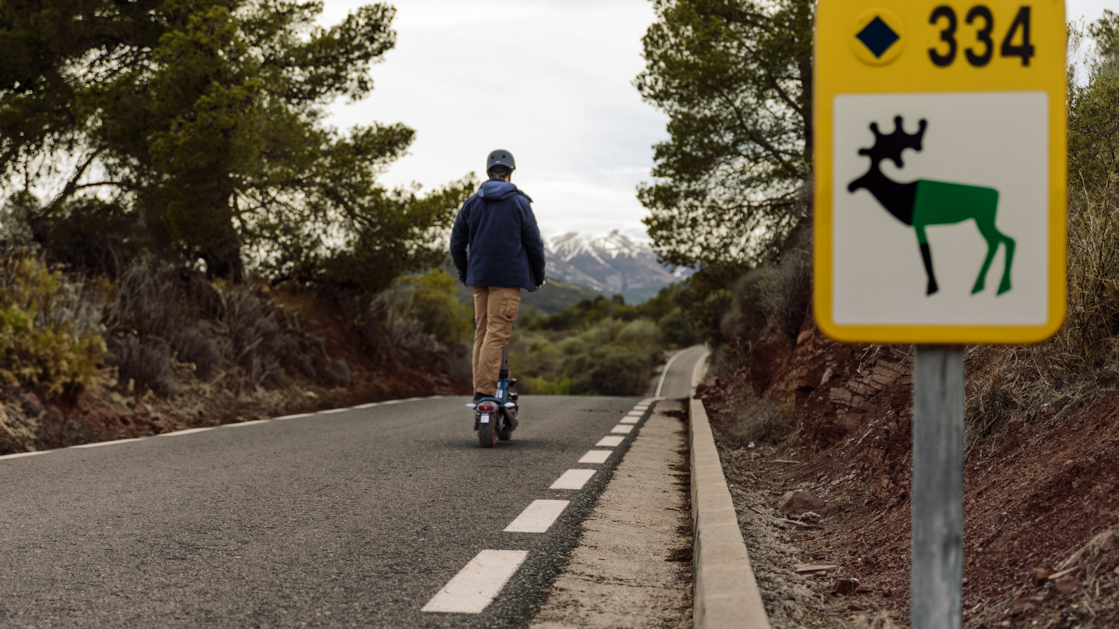 Ruedas  10.5" para superar cualquier desafío y contar con un gran agarre. Compromiso con la seguridad, sistema triple de frenado mediante discos de freno de alta precisión y e-ABS con frenada regenerativa.