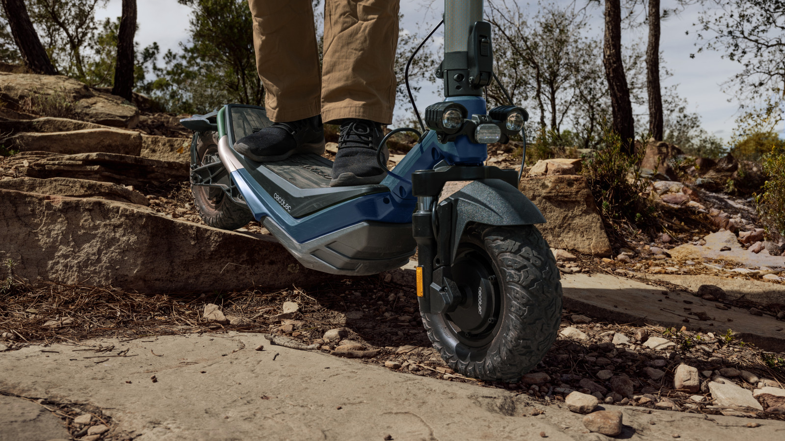 Doble tracción para una conducción más deportiva. 60 V y 16 Ah para poder conducir sin preocuparte de las distancias recorridas. Intermitentes en la parte delantera y trasera.
