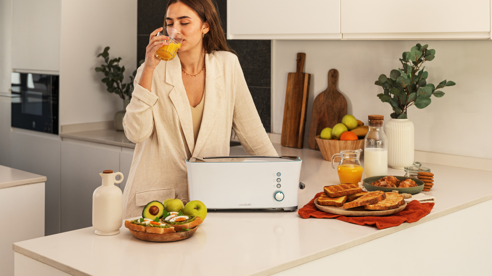 Tostadora de doble ranura larga con capacidad para dos tostadas, 1000 W de potencia y ranura XL extraanchaa para introducir panes gruesos o de gran tamaño.