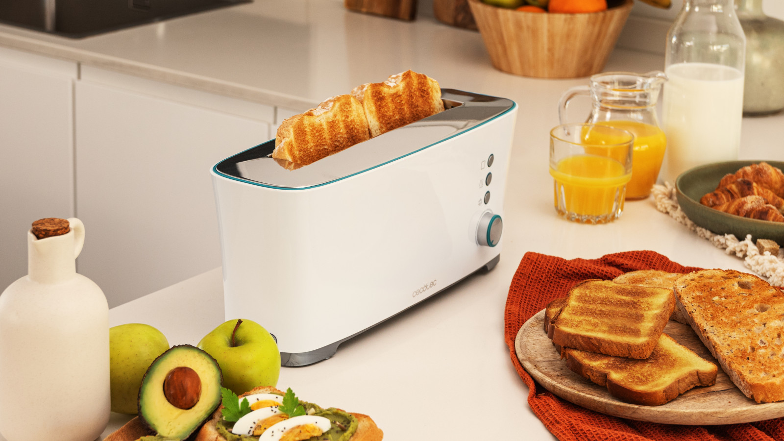 Fácil limpieza: mecanismo de apagado y pop-up automático, expulsión automática de la tostada y bandeja recogemigas de fácil extracción. Sistema de extraelevación para una extracción de las tostadas más sencilla.