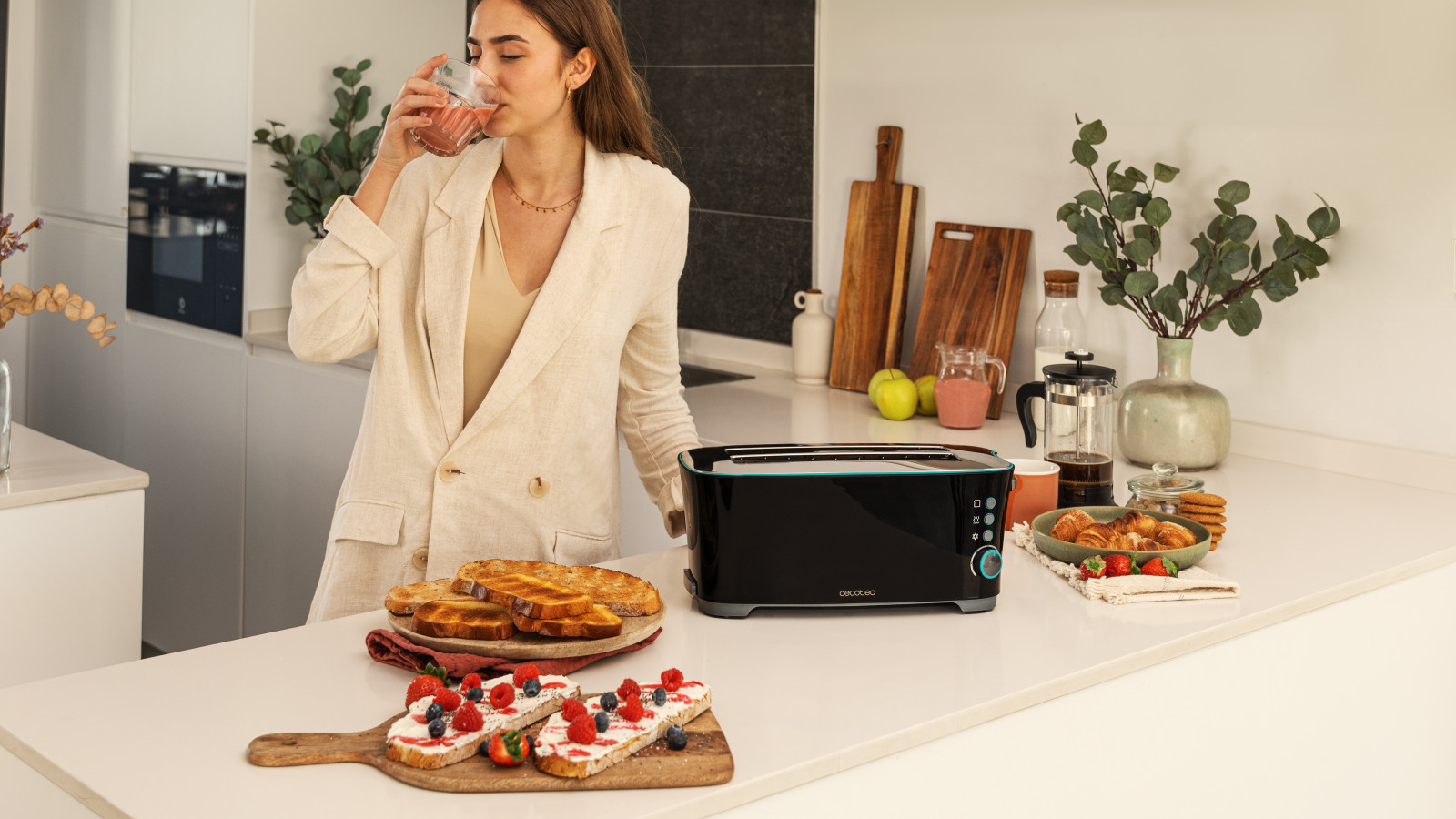 Tostadora de doble ranura larga con capacidad para dos tostadas, 1350 W de potencia y ranura ancha para introducir panes gruesos o de gran tamaño.