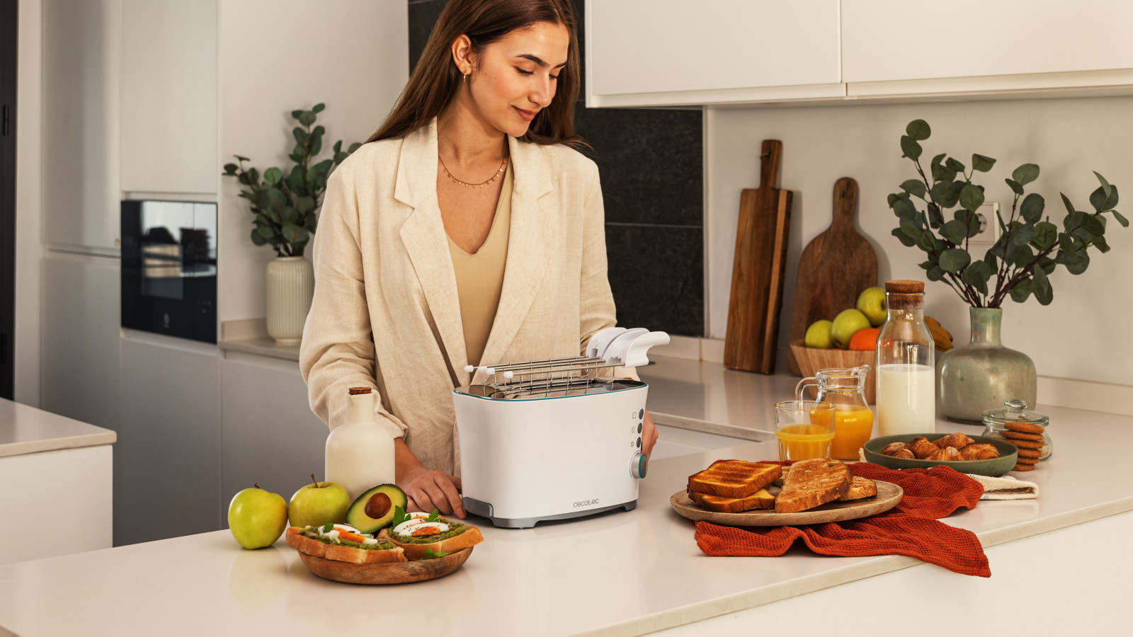 Tostadora de doble ranura corta con capacidad para dos tostadas, 650 W de potencia y ranura ancha para introducir panes gruesos o de gran tamaño.