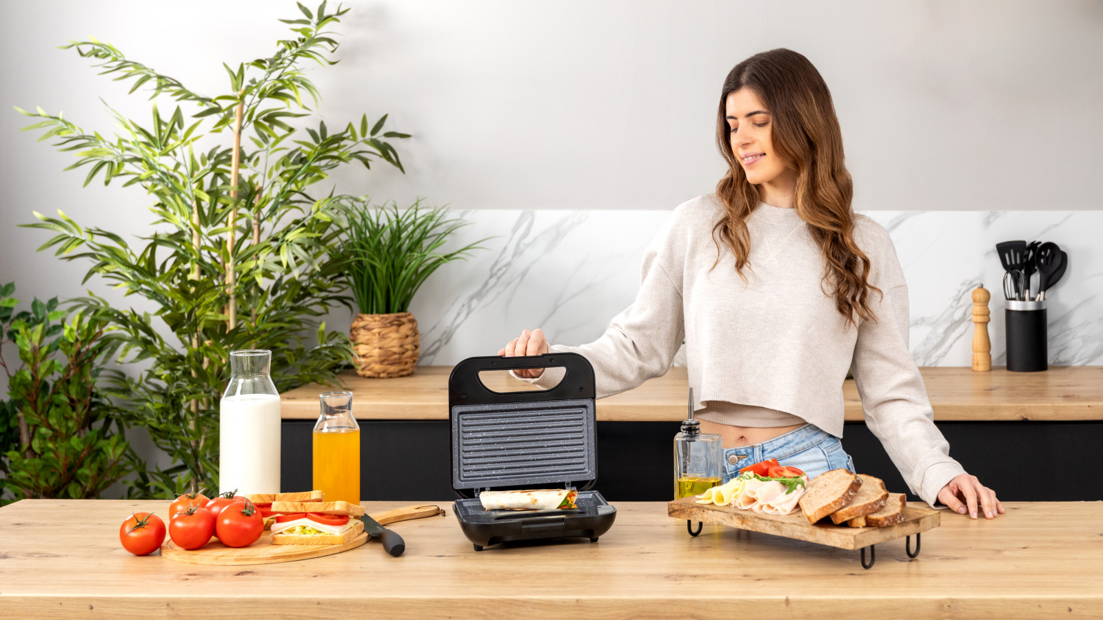Sandwichera con placas grill para un tostado perfecto.