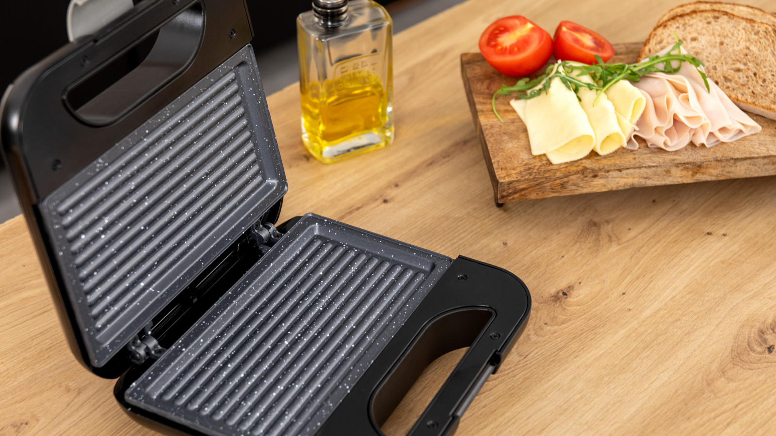 Dispone de una gran potencia de 800 W para preparar desde sándwiches y hasta filetes, hamburguesas o rebanadas de pan.