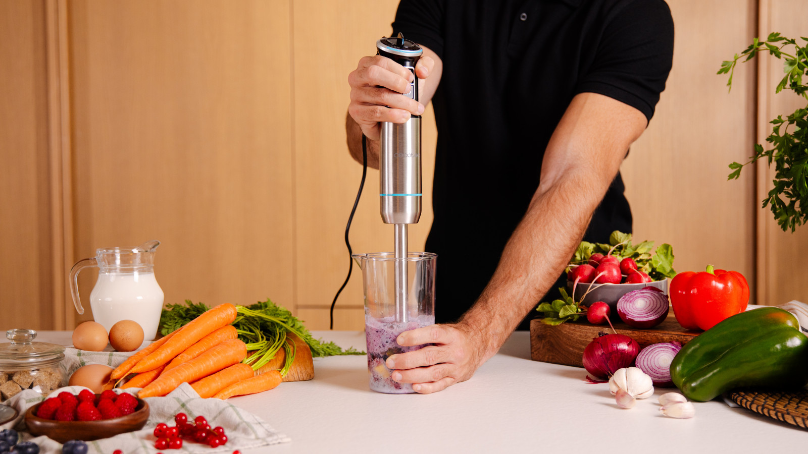 Batidora de mano con 1100 W de maxima potencia, perfecta para conseguir mezclas finas y homogéneas de forma rápida y sin esfuerzos.