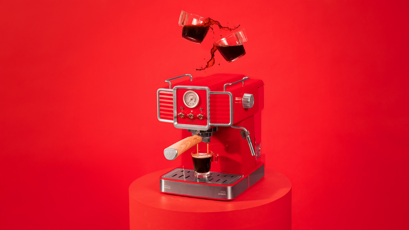 Cafetera espress para café espresso y cappuccino de 1350 W con diseño vintage. Bomba italiana de presión con tecnología ForceAroma de 20 bares que consigue la mejor crema y el máximo aroma.