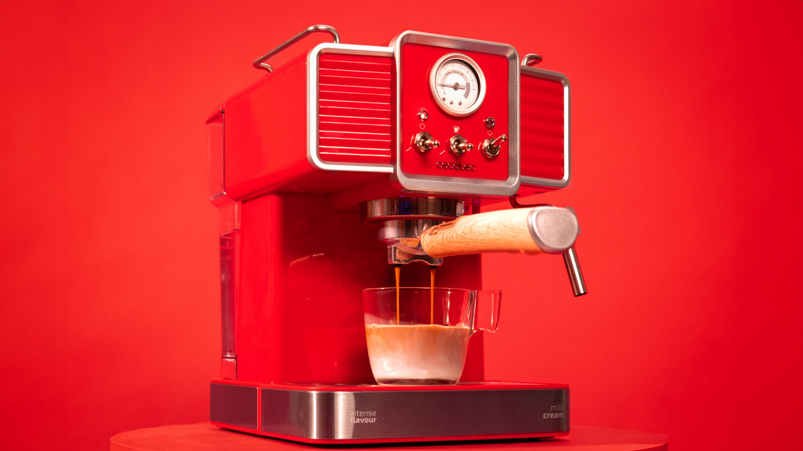 Depósito de agua extraíble con 1,5 litros de capacidad. Incluye cucharilla dosificadora con prensador para el café. Bandeja de goteo desmontable para facilitar la limpieza.