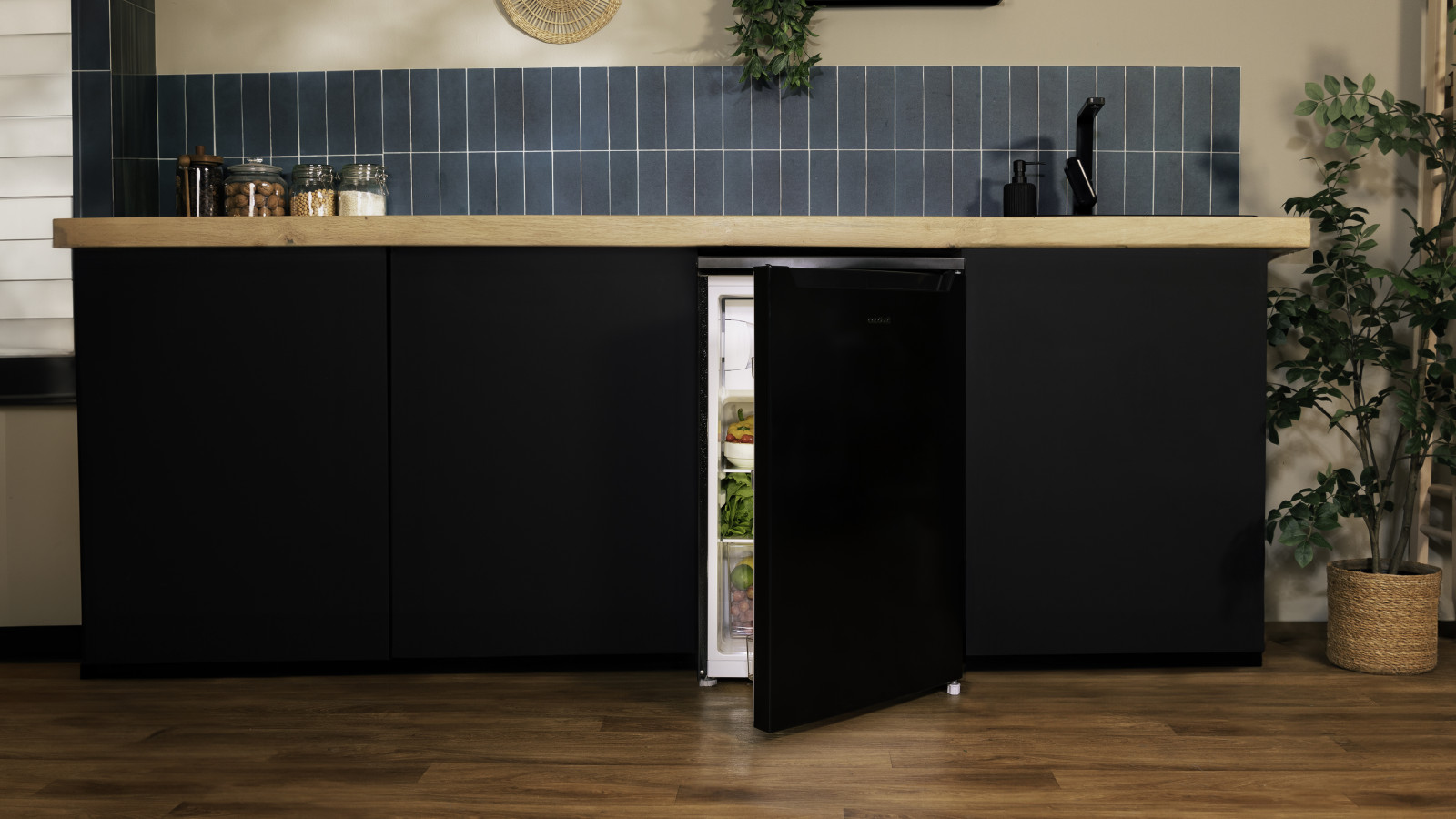 El frigorífico dispone de una capacidad de 107 L para que puedas guardar todos tus alimentos frescos.
