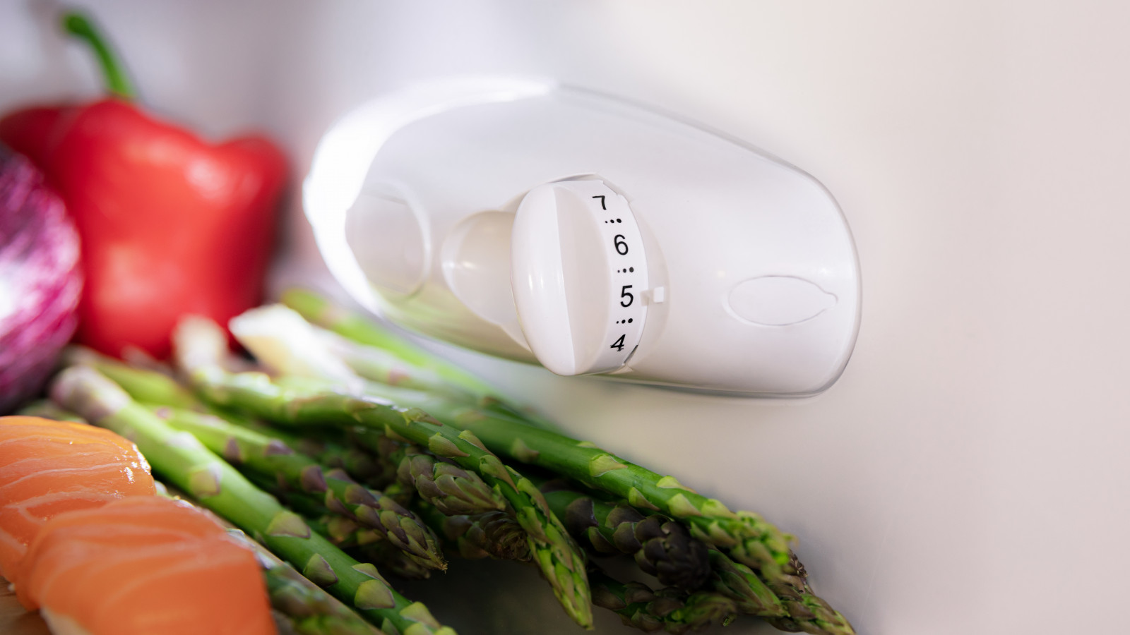 Disfruta de un almacenaje óptimo distribuyendo tus alimentos frescos entre sus 5 estantes: 3 en la puerta y dos más interiores.