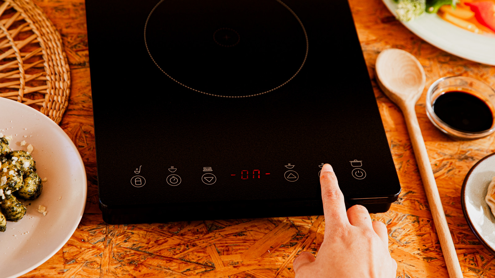 Display táctil: pantalla táctil para controlar todo el proceso de manera cómoda e intuitiva. Tu manejas el tiempo: la placa de inducción incluye temporizador para que tengas controlado el tiempo en todo momento.