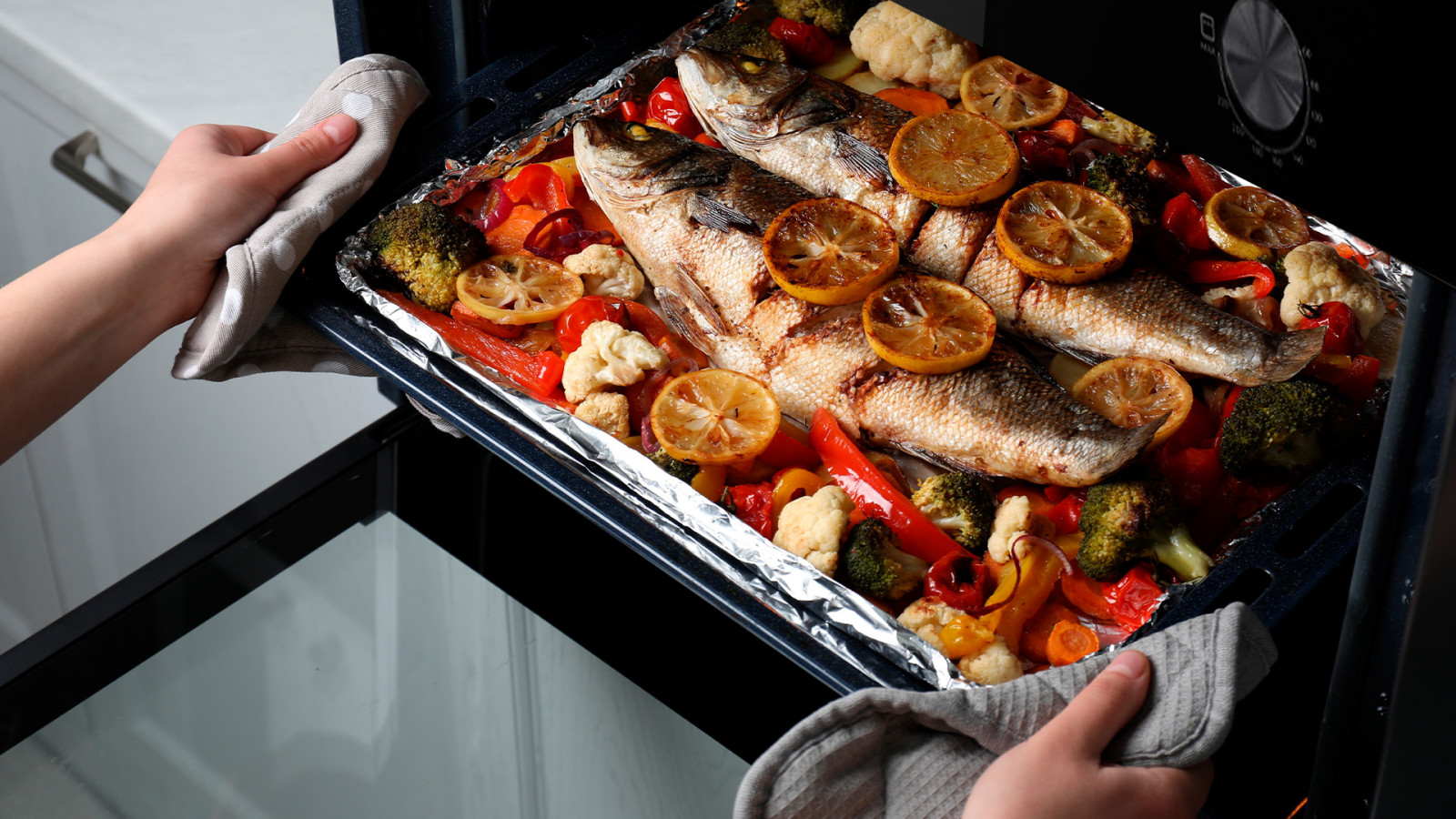 Clase energética A: cocina tus recetas preservando la eficiencia energética. Potencia de 2800 W: prepara todo tipo de recetas gracias a su enorme potencia que consigue resultado perfectos en menos tiempo.