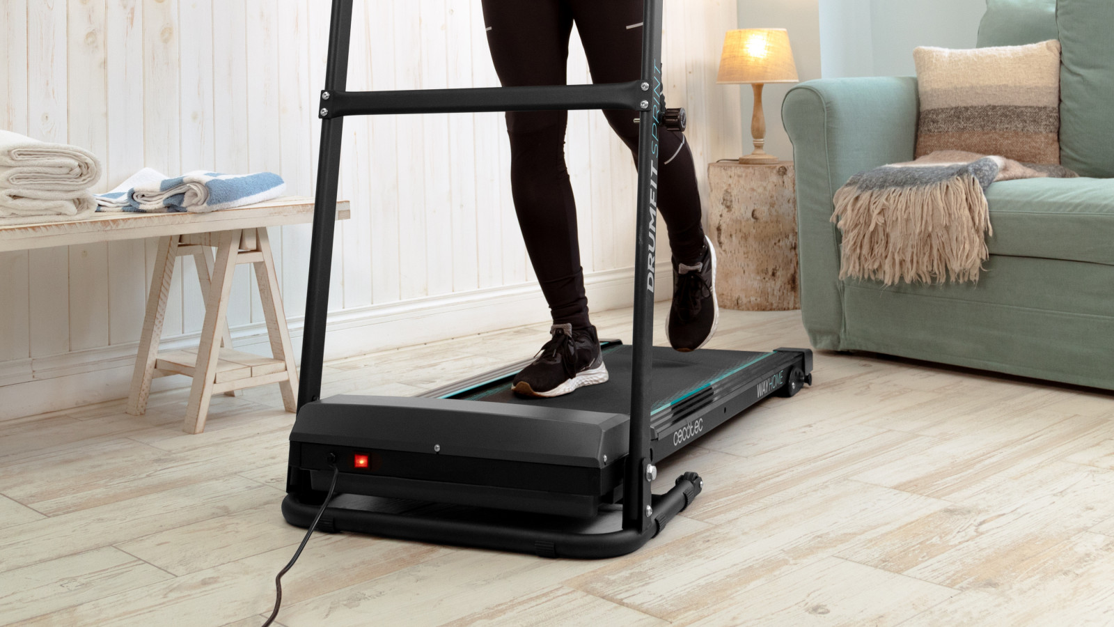 Amplia superficie de carrera: 110x40 cm con sistema de inclinación manual, 3 niveles que permiten trabajar a diferentes exigencias.