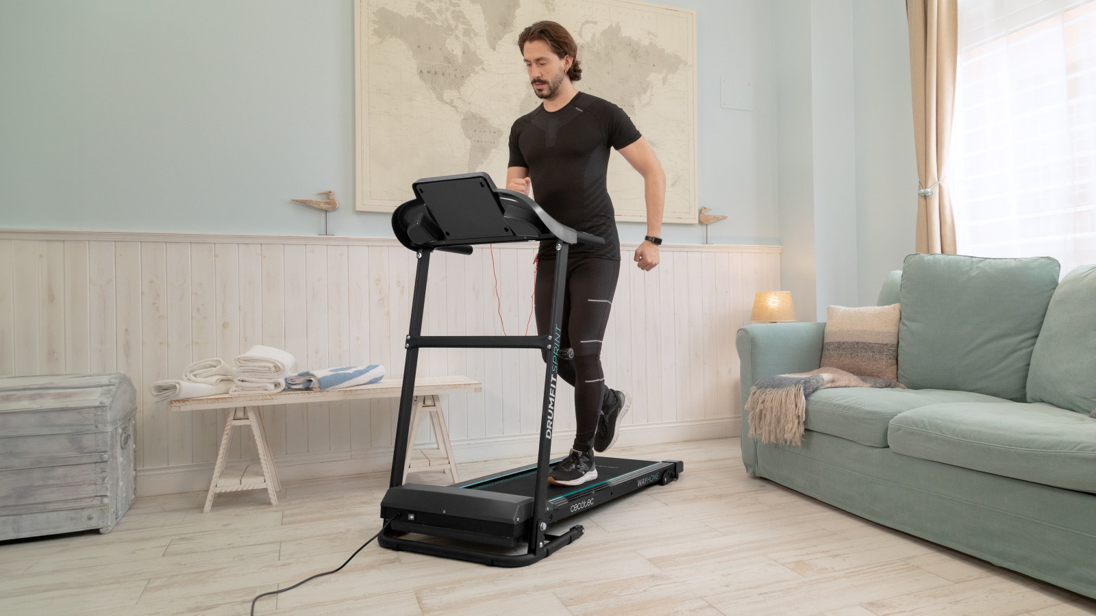 Diseño ultra compacto con sistema de plegado vertical que te permitirá almacenar la cinta de correr en cualquier lado tras el entrenamiento.