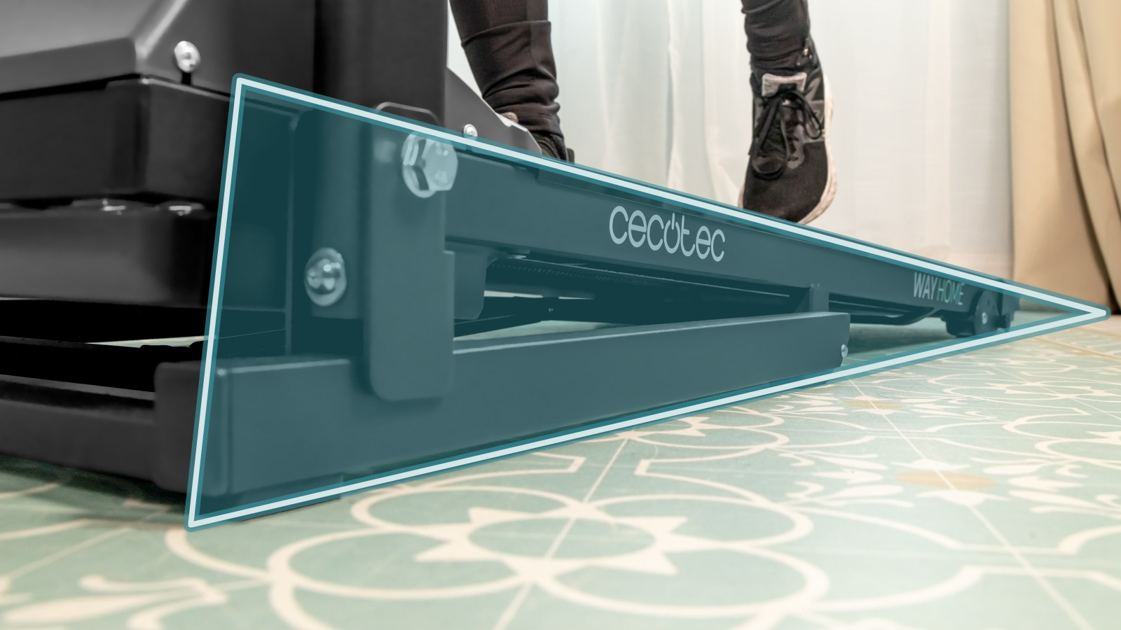Accesorios incluidos: disfruta del portabotellas, el soporte para dispositivos y las ruedas de transporte de tu cinta de correr.