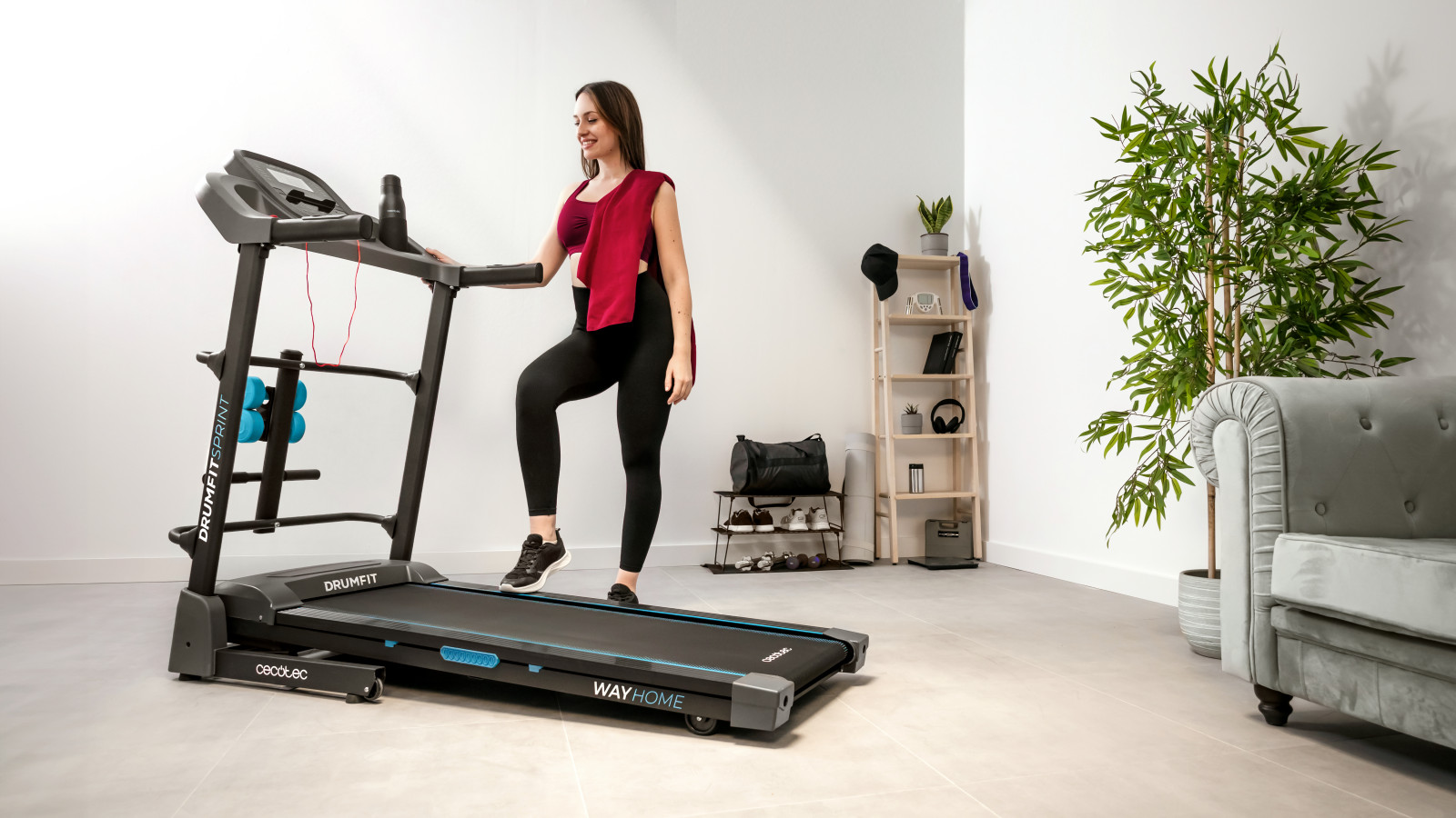Equipamiento extra: disfruta del portabotellas, el soporte para dispositivos, conexión mini jack con altavoces, las ruedas de transporte y el pulsómetro de tu cinta de correr.