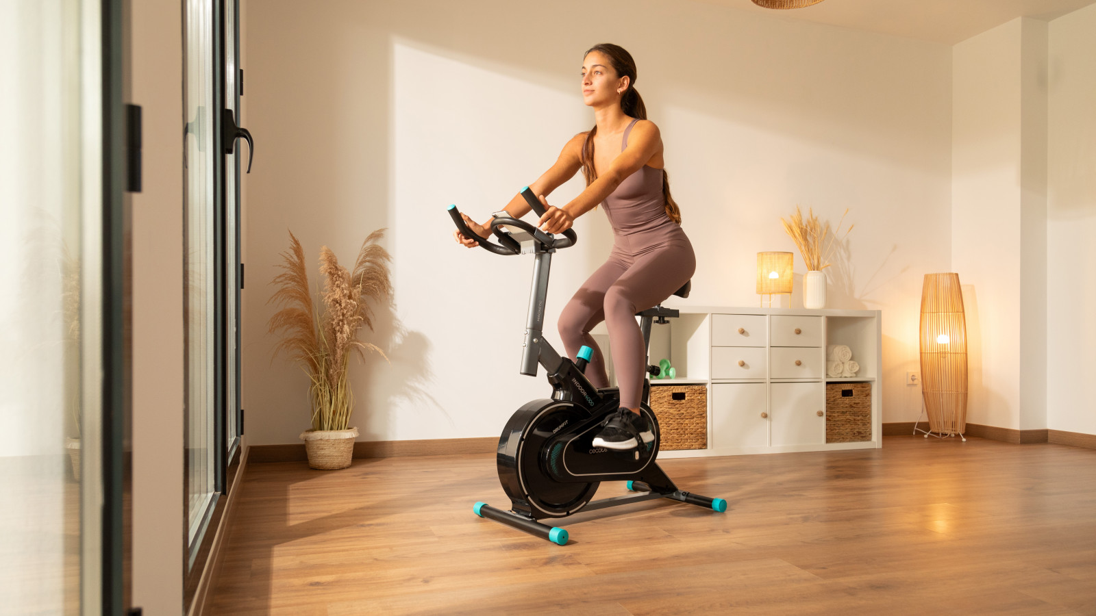 MagnetSystem: sistema de resistencia magnética que proporciona una sensación de pedaleo fluido y natural, minimizando el mantenimiento y el ruido.