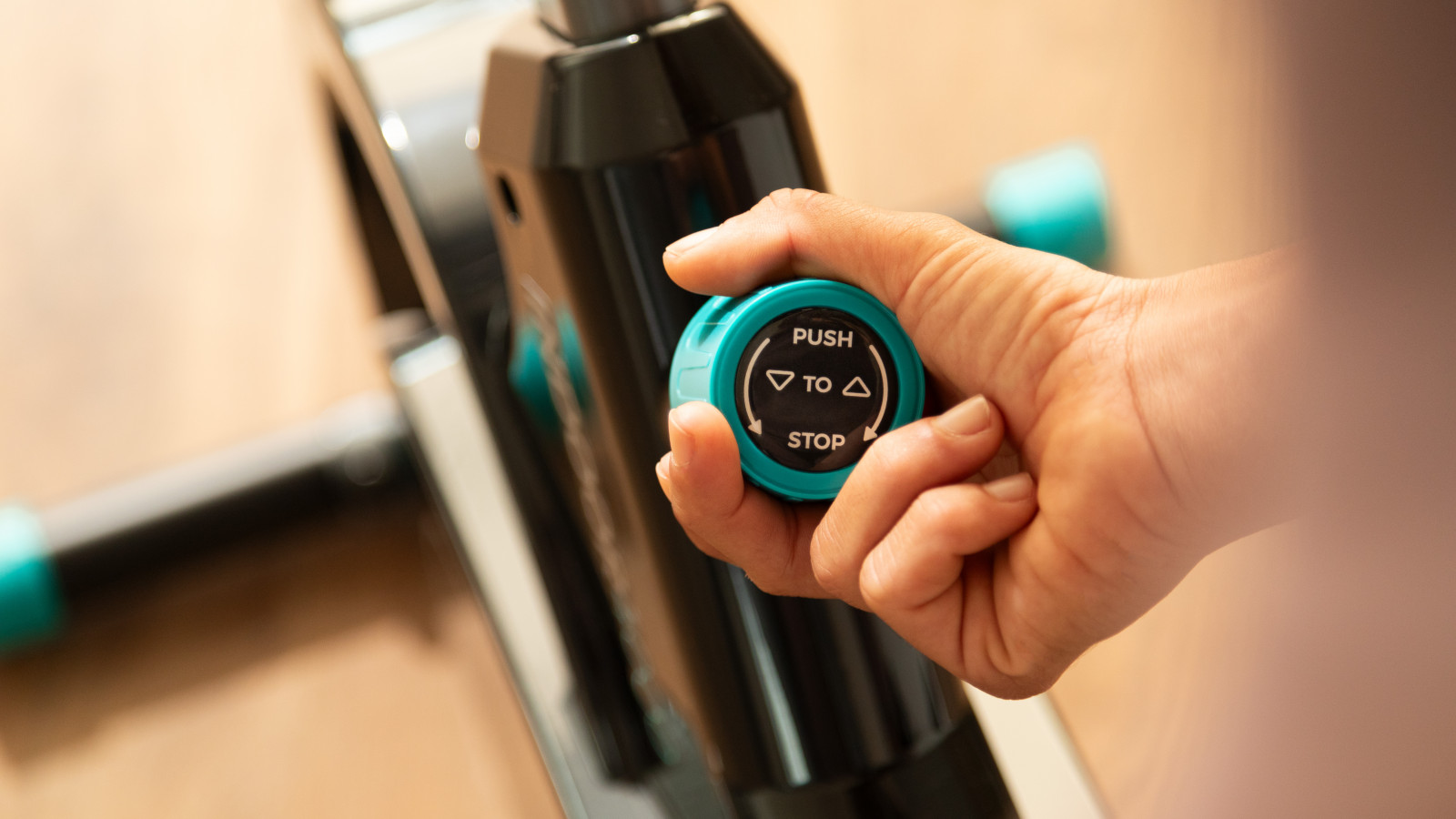 Soporte para dispositivos: utiliza la Tablet o cualquier dispositivo mientras pedaleas para disfrutar de una mejor experiencia durante tus entrenamientos.