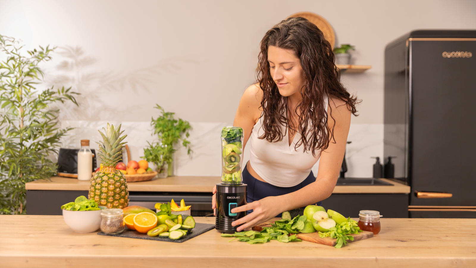 Batidora compacta de 350 W de potencia, apta para hacer zumos y smoothies. Diseñada con una cuchilla de 4 hojas con recubrimiento de titanio negro que permite mantener el acero afilado durante más tiempo.