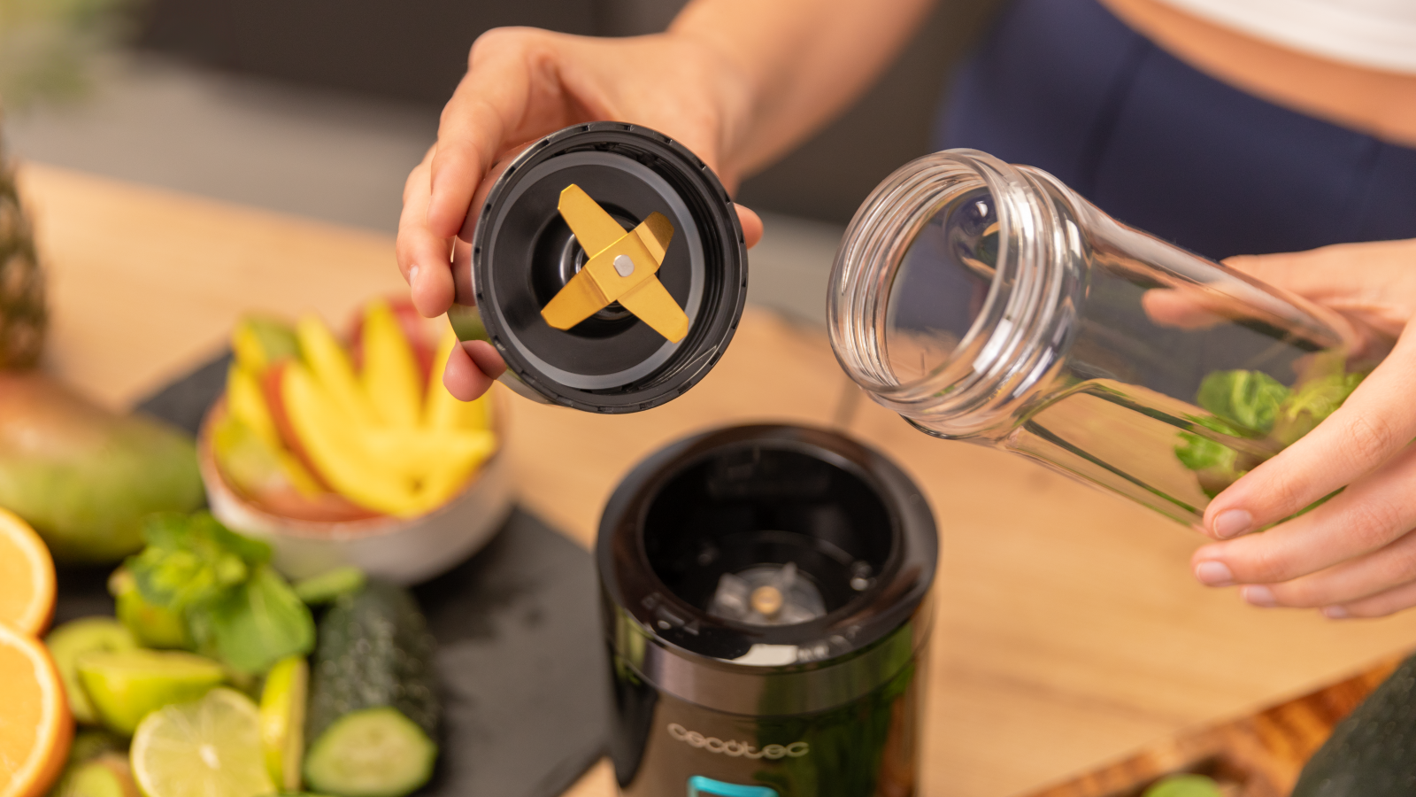 Los vasos están fabricados en Tritán (plástico transparente). Incluye 2 tubos refrigeradores para mantener la bebida fría durante más tiempo. Llénalos de agua, mételos en el congelador y colócalos en el interior de la tapa para disfrutar de tu bebida fría.